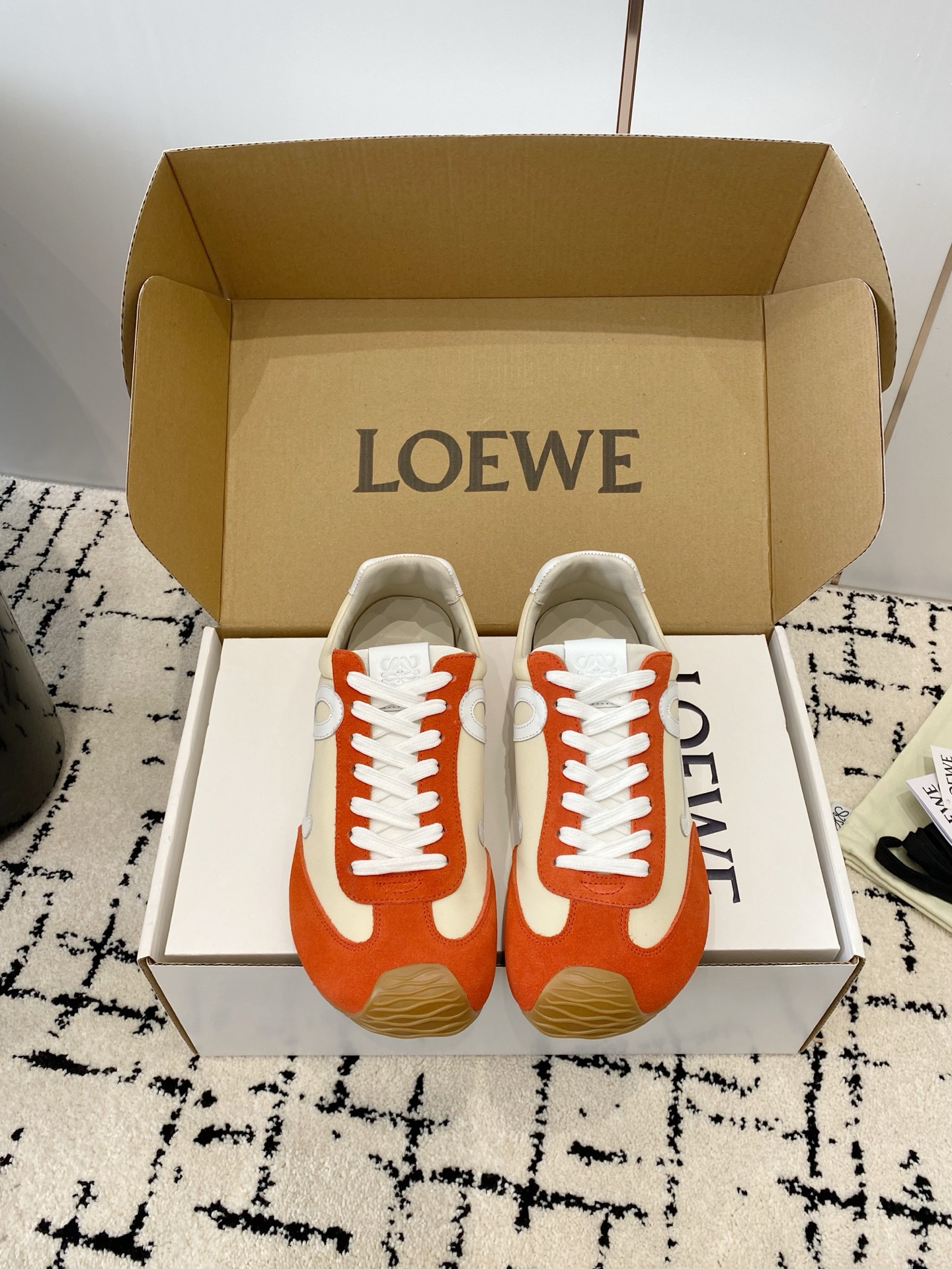 NO:627584,10 buttons, couple style!  LOEWE's shoes have become very popular this year. This ballet casual shoe is as rhythmic as a pair of hands. The heel design is novel and fits the heel as well as ballet shoes. It is soft and comfortable. This Forrest Gump shoe will be rated as the most comfortable Heelys shoe of the year, as if you are walking on flat ground!  It is recommended to choose the correct size for sports shoes. The shoes are simple and neat low-top shoes with the initials of the brand logo on the side. The most important point is that you will fall in love with these shoes and you will never choose other sports styles. Material introduction: The upper is made of imported cowhide + calfskin + windbreaker cloth (it tests the stitching skills), and the original custom-made abrasive outsole!  Completely packaged, comfortable, simple and versatile Forrest Gump shoes, the design is inspired by ballet shoes and the shoe style of the 1970s, a little retro!  !  Come on ~~ Make an appointment this summer ~~~~ Size 35-45 (with original box packaging), casual shoes/sports shoes, loewe, loewe, sneakers, cowhide19860909扣子10,情侣款！ LOEWE 今年罗意威的鞋子是大大地火起来了,这款芭蕾休闲鞋,人手一双的节奏 脚后跟设计新颖 像芭蕾舞鞋一样很好的贴合脚后跟,柔软舒适,这款阿甘鞋会被评为年度最舒适的暴走鞋 ,如履平地 ！运动鞋建议正码  鞋子呈简约利落的低帮鞋型,侧面有品牌Logo的首字母,最重要的一点 ,穿上这款鞋就一定会爱上,而且再也无心选备其他运动风了. 材质介绍 : 鞋面由进口牛绒+小牛皮+风衣布 拼接而成 (很考验针车走线的技术哟) ,原版定制磨具大底！ 配齐包装  舒适 简约 百搭 暴走阿甘鞋 ,设计灵感来源于芭蕾舞鞋和20世纪70年代的鞋履风格,有些小复古 ！！来吧 ~~ 这个夏季约起来 ~~~~ 码数35-45码（配原盒包装）,休闲鞋/运动鞋,loewe,loewe,sneakers,cowhide,Women's Shoes