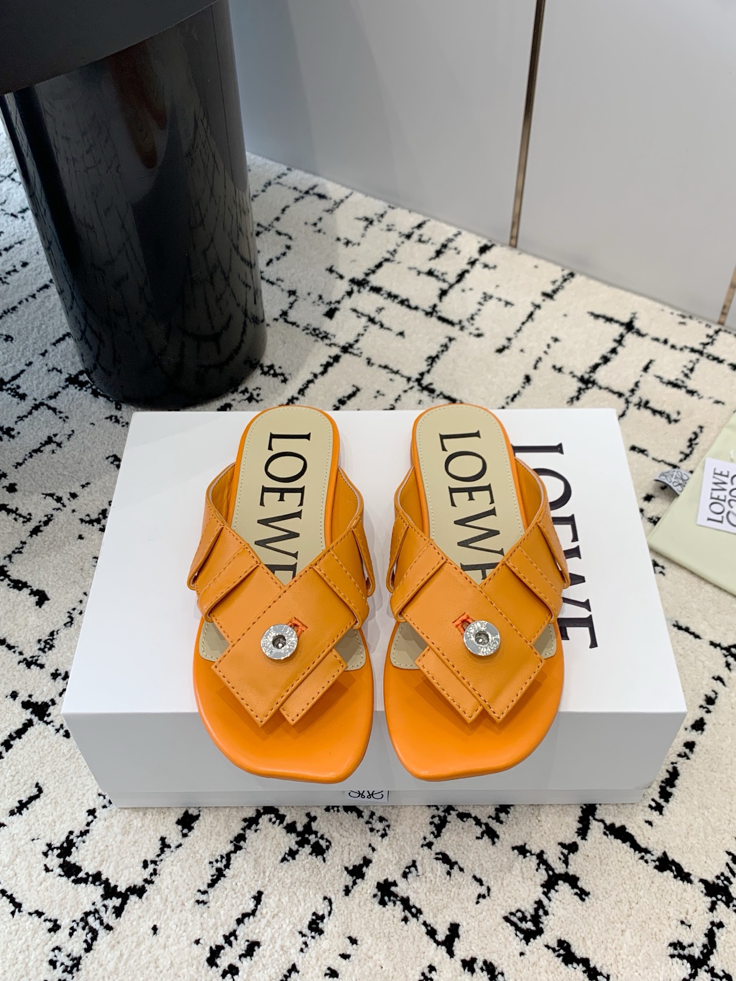 NO:653553,Flat bottom, medium heel, LOEWE 25 new spring and summer slippers, effortlessly fashionable slippers, unique shape, comfort visible to the naked eye, lazy and casual yet elegant, cool to go out in summer. Material: matched cowhide fabric, lining sheepskin lining, outsole, private molded rubber wear-resistant outsole, size 35-40 (40 customized, non-refundable), split-toe high heels, loewe, loewe, high  heels,slippers,cowhide,sheepskin19860909平底,中跟  LOEWE罗意威25春夏新款拖鞋,毫不费力的时髦感拖鞋,造型别致,舒适度肉眼可见,慵懒随性又不失优雅,夏日清凉出门. 材质对版牛皮面料 内里羊皮内里 大底私模橡胶耐磨大底 码数35-40（40定制不退换）,分趾鞋高跟鞋,loewe,loewe,high heels,slippers,cowhide,sheepskin,Women's Shoes