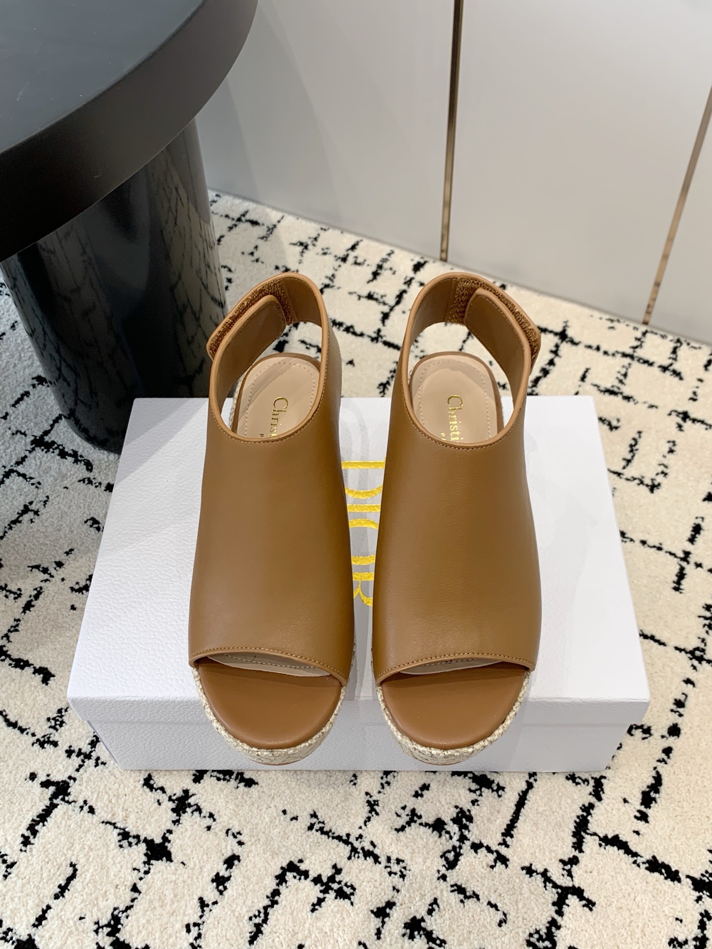 NO:646830,, Dior Dior 25ss spring and summer new D-Attitude wedge sandals and platform slippers. This Attitude Dior wedge sandals draw inspiration from the retro logo to highlight the modern style. Cow leather upper with 9 cm wedge heel and 3 cm beige Graphic cannage pattern embroidered platform. The back side is decorated with a gold-finished metal CD logo. It can be matched with various styles this season to highlight the elegant style. Material upper cowhide, lining cowhide  Original molded rubber outsole (original electric embroidered wedge heel), heel height 9cm, waterproof platform 3cm, size 35-40 (40.41 customized, non-refundable), slippers and sandals, dior, dior, sandals, slippers, cowhide19860909,Dior 迪奥25ss春夏新款D-Attitude 坡跟凉拖鞋 防水台拖鞋 这款 Attitude Dior坡跟凉拖 从复古标识汲取灵感 彰显现代风格 牛皮革鞋面 搭配9厘米坡跟和 3 厘米米色Graphic藤格纹图案刺绣厚底 后侧饰以金色饰面金属CD标志 可与本季各式造型搭配 彰显优雅风范 材质鞋面牛皮 内里内里牛皮 大底原版开模橡胶大底（原版电绣坡跟） 跟高9cm,防水台3cm 码数35-40（40.41定制不退换）,拖鞋凉鞋,dior,dior,sandals,slippers,cowhide,Women's Shoes