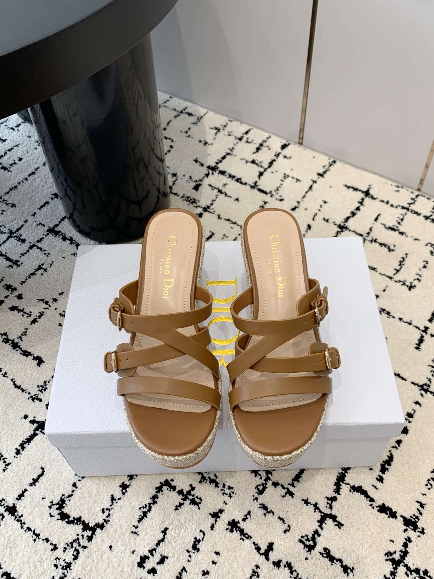 NO:653546,, Dior Dior 25ss spring and summer new D-Attitude wedge sandals and platform slippers. This Attitude Dior wedge sandals draw inspiration from the retro logo to highlight the modern style. Cow leather upper with 9 cm wedge heel and 3 cm beige Graphic cannage pattern embroidered platform. The back side is decorated with a gold-finished metal CD logo. It can be matched with various styles this season to highlight the elegant style. Material upper cowhide, lining cowhide  Outsole Original molded rubber outsole (original electric embroidered wedge heel) Heel height 9cm, waterproof platform 3cm Size 35-40 (40.41 customization is not returnable), slippers, dior, dior, slippers, cowhide19860909,Dior 迪奥25ss春夏新款D-Attitude 坡跟凉拖鞋 防水台拖鞋 这款 Attitude Dior坡跟凉拖 从复古标识汲取灵感 彰显现代风格 牛皮革鞋面 搭配9厘米坡跟和 3 厘米米色Graphic藤格纹图案刺绣厚底 后侧饰以金色饰面金属CD标志 可与本季各式造型搭配 彰显优雅风范 材质鞋面牛皮 内里内里牛皮 大底原版开模橡胶大底（原版电绣坡跟） 跟高9cm,防水台3cm 码数35-40（40.41定制不退换）,拖鞋,dior,dior,slippers,cowhide,Women's Shoes