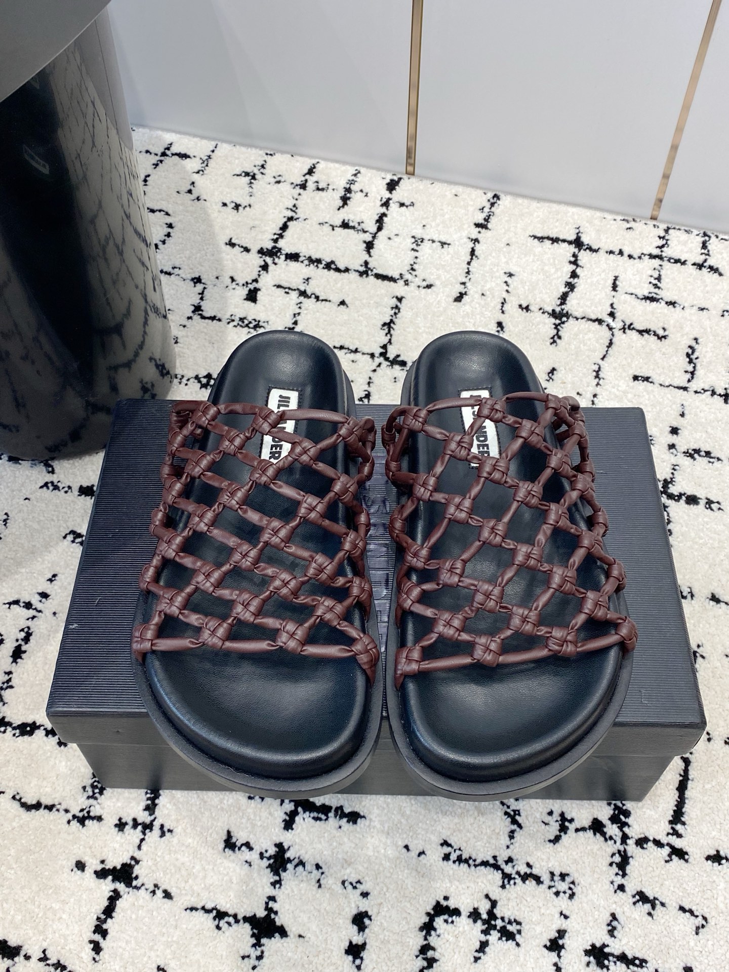 NO:630685,, Jil sander Jil Sander 25 new fishnet braided knotted hollow slippers, very novel design, eye-catching!  The summer atmosphere is fully rendered!  The upper is woven from super soft and tough leather and uses a hollow fishnet technique. It feels very suitable for going to the beach!  Simple and fashionable style combination is perfect!  !  Material The upper is made of imported cowhide hand-woven leather, the lining is water-dyed sheepskin, the outsole is original genuine leather outsole Size 35-40 (40 customization is not returnable), slippers, jil sander, jil sander, slippers, cowhide, sheepskin, Leather soles19860909,Jil sander 吉尔桑达 25新款渔网编织绳结镂空拖鞋 非常新颖的设计,让人眼前一亮！夏日氛围感渲染十足！鞋面采用超级软且坚韧的皮革编织而成,采用镂空织网鱼网的技法,感觉非常适合去海边游玩穿！简约时髦风格搭配都是绝佳！！ 材质鞋面采用进口牛皮手工皮革编织 内里水染羊皮 大底原版真皮大底 Size35-40（40定制不退换）,拖鞋,jil sander,jil sander,slippers,cowhide,sheepskin,Leather soles,Women's Shoes