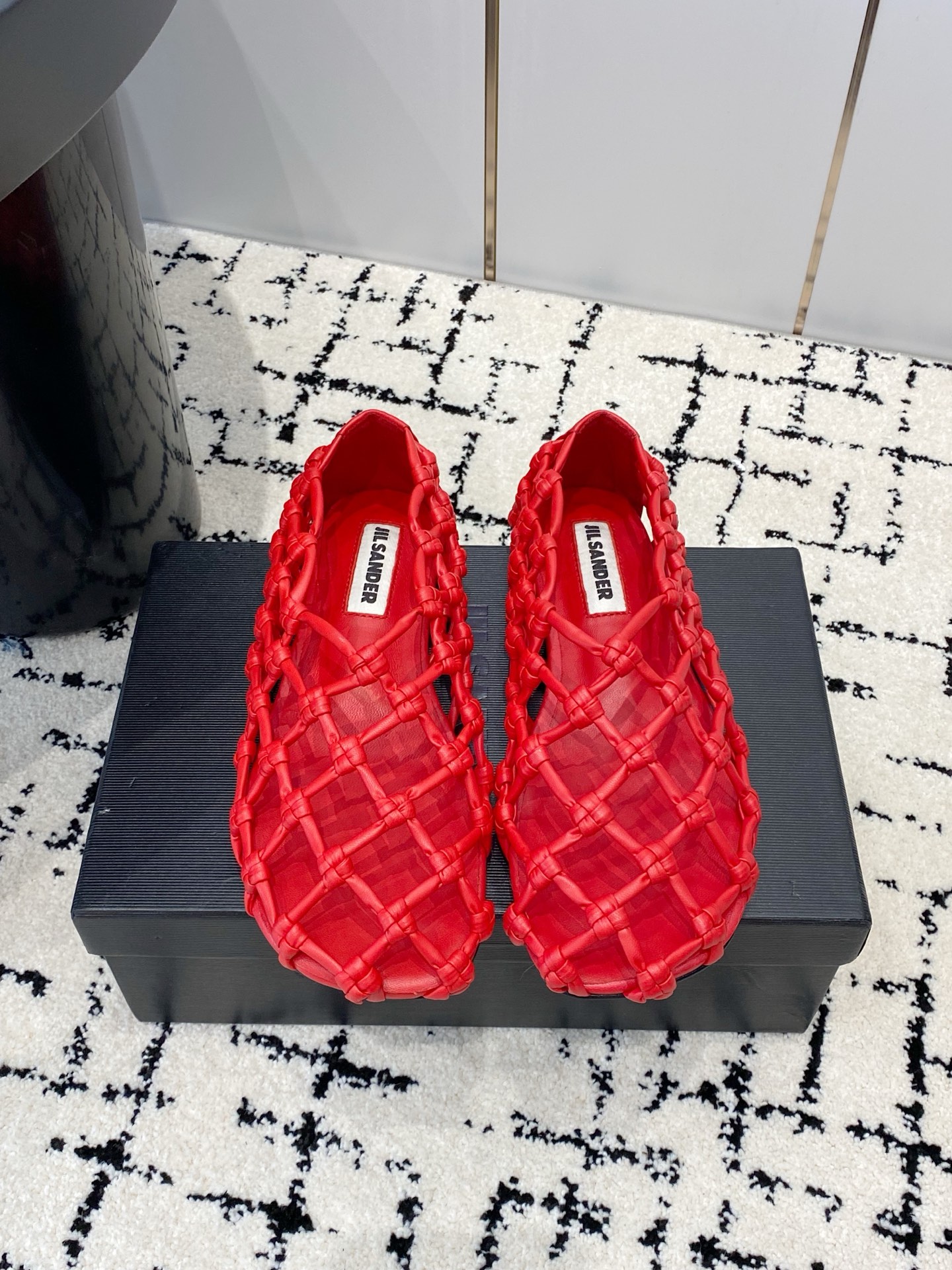 NO:630678,, Jil sander Jil Sander 25 new fishnet braided knotted hollow slippers, very novel design, eye-catching!  The summer atmosphere is fully rendered!  The upper is woven from super soft and tough leather and uses a hollow fishnet technique. It feels very suitable for going to the beach!  Simple and fashionable style combination is perfect!  !  Material The upper is made of imported cowhide hand-woven leather, the lining is water-dyed sheepskin, the outsole is original genuine leather outsole Size 35-40 (40 customization is not returnable), single shoes, jil sander, jil sander, slippers, cowhide, sheepskin, Leather soles19860909,Jil sander 吉尔桑达 25新款渔网编织绳结镂空拖鞋 非常新颖的设计,让人眼前一亮！夏日氛围感渲染十足！鞋面采用超级软且坚韧的皮革编织而成,采用镂空织网鱼网的技法,感觉非常适合去海边游玩穿！简约时髦风格搭配都是绝佳！！ 材质鞋面采用进口牛皮手工皮革编织 内里水染羊皮 大底原版真皮大底 Size35-40（40定制不退换）,单鞋,jil sander,jil sander,slippers,cowhide,sheepskin,Leather soles,Women's Shoes