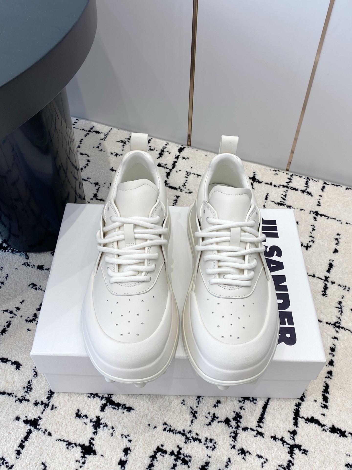 NO:627568,, the exclusive first purchase of JILSANDE* Jil Sander’s recommended thick-soled casual white shoes, the counter quickly ran out of stock as soon as it was launched ~ very chic, it looks high-end when worn, come in to see Jil Sander’s new Orb sneakers!  Inspiration originated from the study of retro football shoes. The unique molded sole is designed with TPU thermoplastic polyurethane elastomer plugs. TPU (thermoplastic polyurethane) is a very elastic and flexible material. It feels smooth, but at the same time very durable and strong, giving a bold and iconic organic concept. TPU is usually used as one of the stabilization systems and will be placed on the arch or heel of the sole to provide stability and support.  The outer upper material of the Orb series also wraps the sole. The upper is imported first-layer cowhide. The inner lining is water-dyed cowhide. The size is 35-45. Men's shoes are being grinded. The outsole is original molded sole, casual shoes/sports shoes, jil sander, jil sander, sneakers, cowhide.19860909,独家首发代购级JILSANDE*吉尔桑达 推荐款厚底休闲小白鞋专柜刚推出便迅速断货～非常Chic,穿出立显高档,进来看 Jil Sander 新品 Orb运动鞋！ 灵感起源于对复古足球鞋的研究. 独特的模压鞋底采用TPU热塑性聚氨酯弹性体插塞设计.TPU(热塑性聚氨酯）是一种非常有弹性和柔性的 它摸起来很光滑,但同时又非常耐用和坚固,给人以大胆而具有标识性的有机理念.TPU通常作为稳定 系统之一,会放在鞋底的足弓或足跟部位,起稳定和承 托作用. Orb系列外层鞋面材料同时包裹住鞋底 鞋面进口头层牛皮 内里水染牛皮内里 码数35-45 男鞋在开磨具 大底原版开模鞋底,休闲鞋/运动鞋,jil sander,jil sander,sneakers,cowhide,Women's Shoes