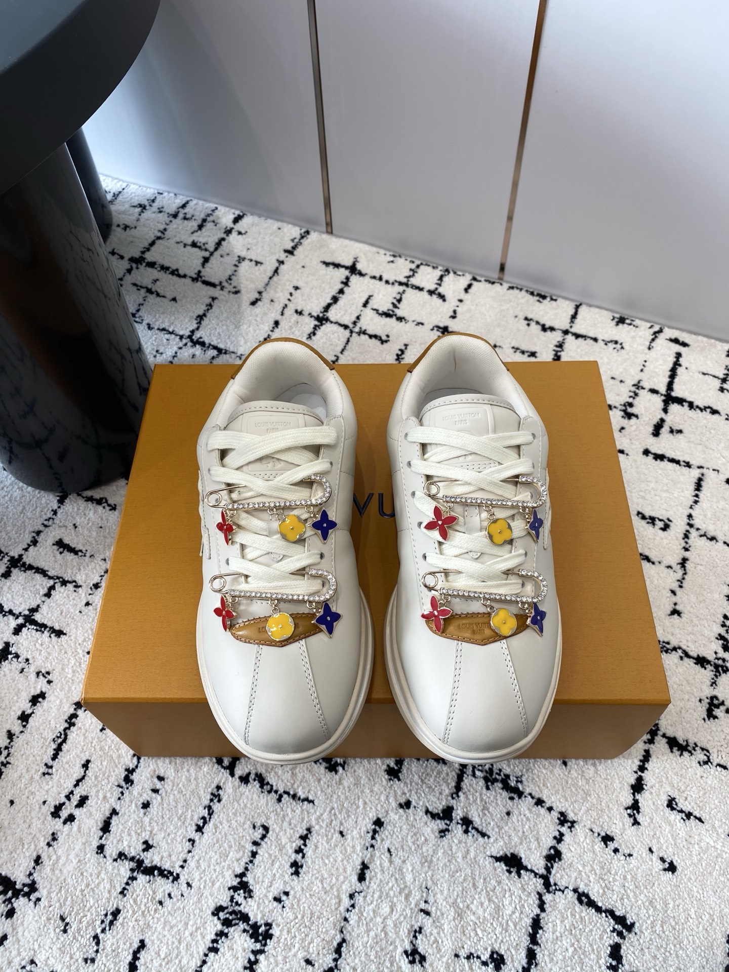 NO:448014,Women's, men's (accessories +80) Louis Vuitton 25ss new product Cute and tulip sneakers Pharrell Williams and Louis Vuitton's 'Buttersoft sneakers' debuted at the Paris Fashion Week in Autumn and Winter, blending creativity and craftsmanship. The shoe draws inspiration from Williams' past designs such as the Ice Cream Boardflip series and Nike Cortez to highlight the LV logo. The sneakers use fashionable outlines and high-quality materials. Combining nostalgia and innovation to attract bold fashion enthusiasts. It embodies Williams' design philosophy that combines tradition and modernity. It is very comfortable to wear. It should be the most comfortable among the current men's styles. Suitable for daily commuting. Very versatile fabrics are made of the same material. The original version compares each detail one to one.  Various leather surfaces, super complex splicing, TPU original outsole, size 35-45, casual shoes/sports shoes, louis vuitton, louis vuitton, sneakers19860909女款,男款（配饰+80） Louis Vuitton 25ss新品 萌嘟嘟的运动鞋  Pharrell Williams与Louis Vuitton合作推出的“Buttersoft运动鞋”在秋冬巴黎时装周上首次亮相 融合了创意与工艺 该鞋款从Williams的过往设计如Ice Cream Boardflip系列和Nike Cortez中汲取灵感 突出LV标志 运动鞋采用时尚轮廓和优质材料 结合怀旧与创新 吸引大胆时尚爱好者 体现了Williams将传统与现代结合的设计理念 上脚非常舒服 应该是目前男款能接受度里的最舒适的 适合日常通勤 非常百搭面料选用原版完全一样材质做工细节 原版一比一对比每个细节 各种皮面 超复杂拼接 TPU原版大底 码数35-45,休闲鞋/运动鞋,louis vuitton,louis vuitton,sneakers,Women's Shoes