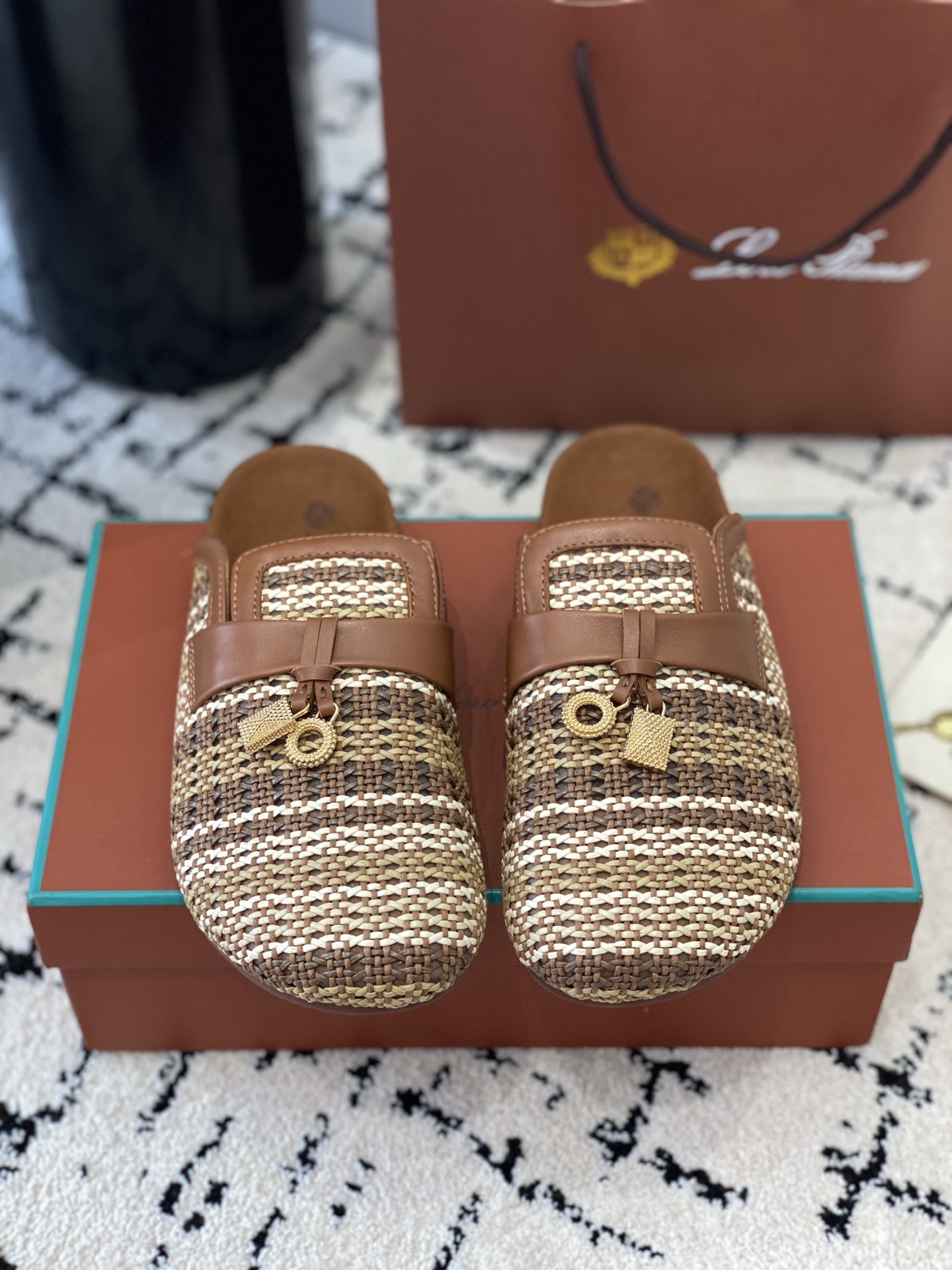 NO:627603,, Loro an* classic and popular Birkenstock slippers. It turns out that these are the casual shoes that are said to be able to walk 20,000 steps without getting tired. This pair has perfect appearance and feel. You will be completely addicted as soon as you put it on. The minimalist design is eye-catching and durable. Fabric: cowhide breathable weaving. Customized sheepskin lining. Code number 35-42 (40.41.42. Customization is non-returnable and non-exchangeable), half drag, loro  piana,slippers,cowhide,sheepskin19860909,Loro an*经典爆款勃肯拖鞋 原来这就是传说走两万步都不会累脚的休闲鞋这双把颜值和脚感都拿捏住了,上脚一走就会被彻底沦陷～极简的设计吸睛耐看, 面料: 牛皮透气编织 内里定制羊皮 码数35-42（40.41.42.定制不退不换）,半拖,loro piana,slippers,cowhide,sheepskin,Women's Shoes