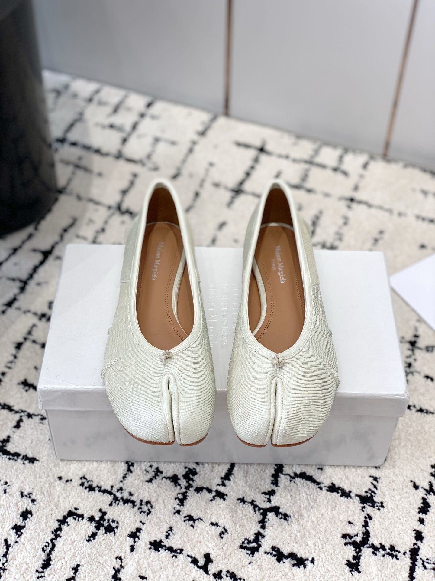 NO:627615,, Maison Margiela丨MM6 Margiela 25/new wrinkled split-toe shoes Tabi split-toe shoes ballet shoes Newly upgraded quality Buyer purchases 1:1 perfect replica, original molded double-layer leather sole The original lasted shoe is very generous and can be easily matched with various styles The good news for short legs The upper body instantly becomes longer legs The upper body is not bound by conventions, you can be yourself as you like ~ Fried chicken on the feet is soft and comfortable Upper imported cowhide  Original sheepskin lining, original Italian leather outsole, Size: 35-41 (40.41. Customization is not returnable), split-toe shoes, masion margiela, masion margiela, cowhide, sheepskin, Leather soles19860909,Maison Margiela丨MM6马吉拉 25/新款皱褶分趾鞋 Tabi分趾鞋 芭蕾舞单鞋 全新升级品质 买手代购1:1完美复刻,原版开模双层真皮鞋底 原版套楦鞋型很大方 搭配各种风格都 轻松驾驭 小短腿的福音 上身瞬间秒变大长腿 上脚不被常规所拘束,随心所欲做自己～上脚炒鸡柔软舒适 鞋面进口牛皮 内里原版羊皮 大底原版意大利真皮大底 Size: 35-41（40.41.定制不退换）,分趾鞋,masion margiela,masion margiela,cowhide,sheepskin,Leather soles,Women's Shoes