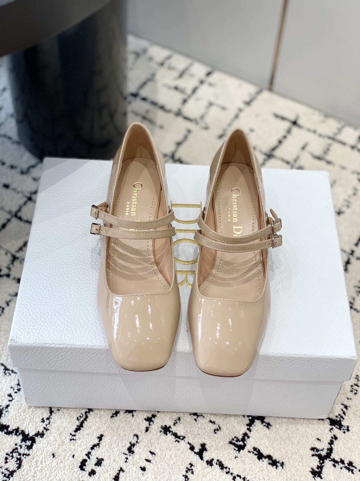 NO:627609,, Dior Dior 2025/ss new small square toe Mary Jane shoes are so exquisite, the small square toe is fashionable and retro!  She smells like a wealthy daughter!  The square heel design with pearl embellishment is high-end, and the double-strap style on the instep is more elegant. Fabric cow patent leather upper, sheepskin lining, genuine leather outsole, heel height 3cm, Size35-39 (40.41.42.43 customized, non-returnable and non-exchangeable), Mary Jane, dior, dior, mary jane, sheepskin, Leather soles19860909,Dior迪奥2025/ss新款小方头玛丽珍单鞋 好精致啊,小方头时髦复古！整一个富家千金的味道！方跟设计加珍珠点缀好高级,脚背双带款式更有气质 面料牛漆皮鞋面 内里羊皮内里 大底真皮大底 跟高3cm Size35-39（40.41.42.43定制不退不换）,玛丽珍,dior,dior,mary jane,sheepskin,Leather soles,Women's Shoes