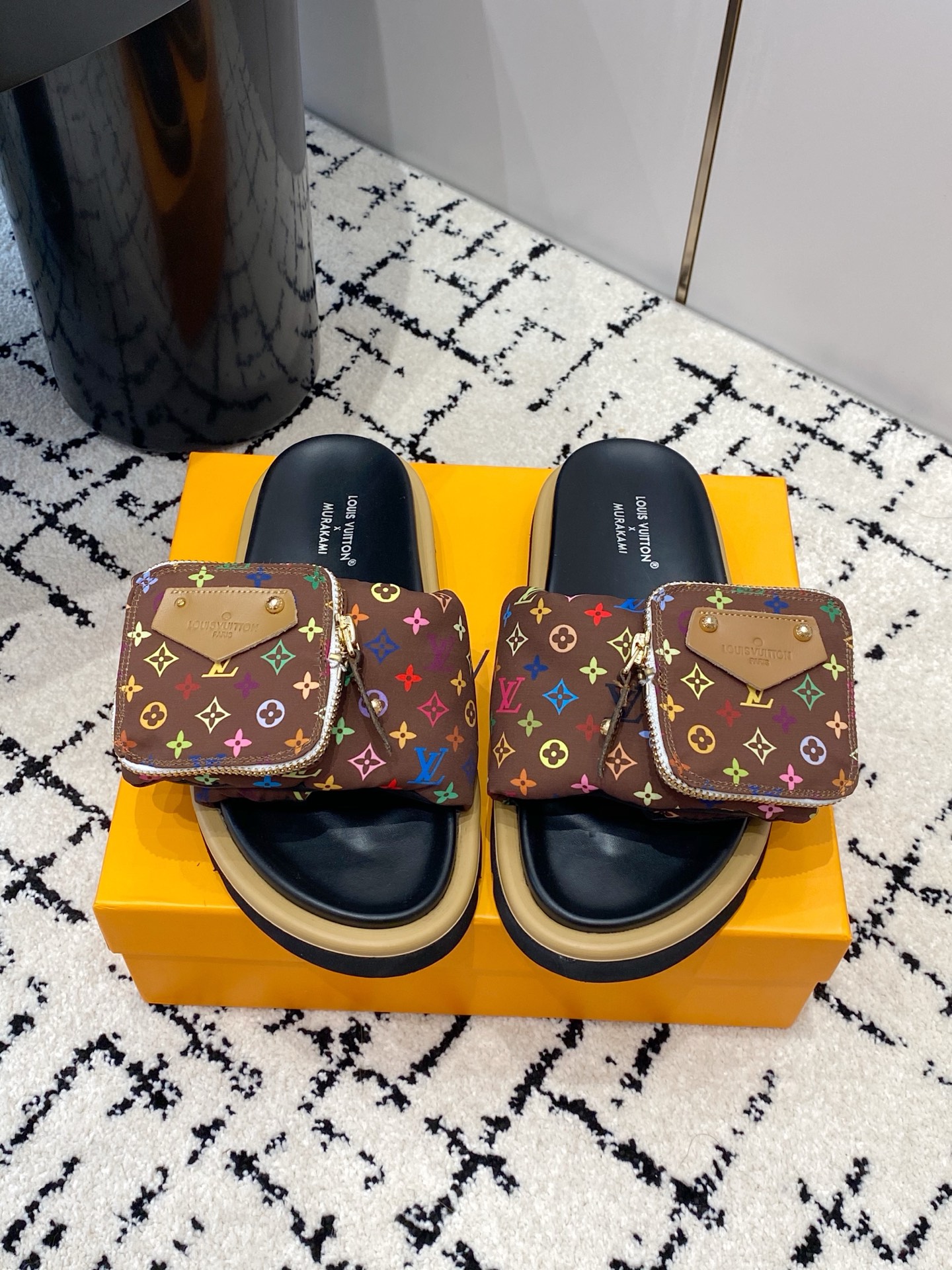 NO:627598,, LV Louis Vuitton 2025 new Velcro bread slippers, the counter specializes in the latest Donkey brand slippers pocket model purchasing level!  Full of high-end feel!  This model is popular among bloggers at home and abroad. It is retro and fashionable, and looks amazing on your feet!  The official website’s main recommendation!  Original upper fabric 3D color printed cowhide small wallet removable Foot pads: imported goatskin lining Code number 35-41 (40.41 customization is non-returnable and non-exchangeable) Synchronized gift box packaging at the counter!  ,slippers,louis vuitton,louis vuitton,louis vuitton,slippers,wallets,cowhide,sheepskin19860909,LV路易威登2025新款魔术贴面包拖鞋,专柜主打最新款驴牌拖鞋口袋款代购级别！高级感十足！国内外博主刷爆的一款,复古又时髦,上脚美炸了！官网主推款！ 鞋面原版面料3D彩印牛皮小钱包可拆卸 垫脚: 进口山羊皮里 码数35-41（40.41定制不退不换） 专柜同步礼盒包装！,拖鞋,louis vuitton,louis vuitton,louis vuitton,slippers,wallets,cowhide,sheepskin,Women's Shoes