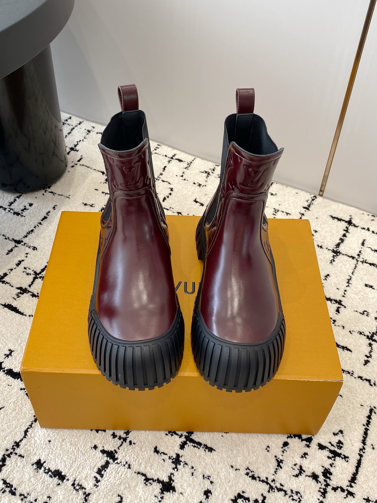 NO:627576,,Louis Vuitton Louis Vuitton Internet celebrity, big star catwalk new style slip-on short boots Casual and versatile fashion trend, comfortable on the feet. Matched with Louis Vuitton logo to embellish the highlights. Eight-inch boots are elegant and elegant. The fabric is imported calfskin. Customized sheepskin lining. TPU original molded outsole. Size35-40 (40 customizations are not returnable), boots, louis vuitton, louis  vuitton,boots,cowhide,sheepskin19860909,Louis Vuitton路易威登 网红,大明星走秀新款 一脚蹬短靴 休闲百搭时尚潮流款,上脚舒适 搭配路易威登标识点缀亮点 八寸靴大气显气质 面料进口小牛皮 内里定制羊皮 大底TPU原版开模大底 Size35-40（40定制不退换）,靴子,louis vuitton,louis vuitton,boots,cowhide,sheepskin,Women's Shoes