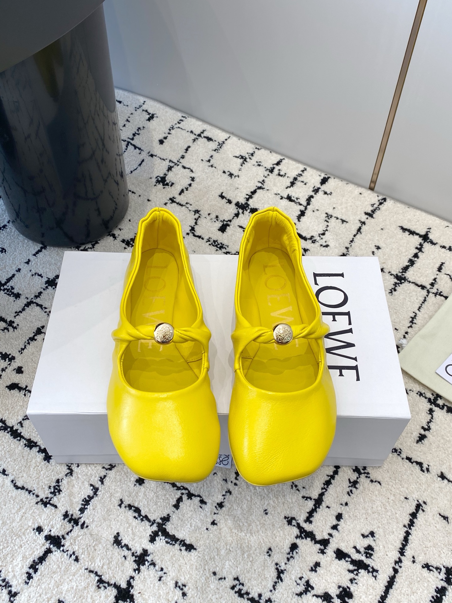 NO:627503,LOEWE 25ss super soft and glutinous ballet shoes. This Pebble Soft is an elegant combination of ballet flats and mules, showing the modern temperament of early autumn. Made of super soft sheepskin, the soles are decorated with Anagram letters for anti-slip. The hand-knotted soft nappa sheepskin upper, supplemented by a minimalist support structure, creates a naked feeling experience that fits your feet, allowing you to walk all day long.  A flat shoe that is easy and comfortable. It can bend easily at 180 degrees. I tried on size 37/my feet are fleshy. The feeling of trying them on is that there is no squeezing or squeezing at all. They are very suitable for people with sensitive feet (I can't wear shoes that scratch my feet at all). Lambskin upper, lambskin lining, original custom pattern outsole, Size 35-40 (40 customizations are not returnable), ballet shoes, loewe, flats, sheepskin19860909LOEWE 25ss超软糯嘟嘟同款芭蕾舞鞋 这款Pebble Soft 是芭蕾平底鞋与穆勒鞋的优雅结合,彰显出初秋的摩登气质采用超柔软羊皮打造,鞋底饰有 Anagram 字母起到防滑作用 手工扭结的柔软纳帕羊皮鞋面,辅以极简支撑结构,营造出贴合双足的裸感体验,让你行走一天都 轻松、舒服的一款平底鞋.180度轻松打弯 ,本人试穿尺码37/脚偏肉感,试穿感受完全没有勒、挤,是非常适合脚敏感的人群（本人穿不了一点打脚的鞋子） 鞋面小羊皮 内里小羊皮 大底原版定制花纹大底 Size35-40（40定制不退换）,芭蕾舞鞋,loewe,flats,sheepskin,Women's Shoes