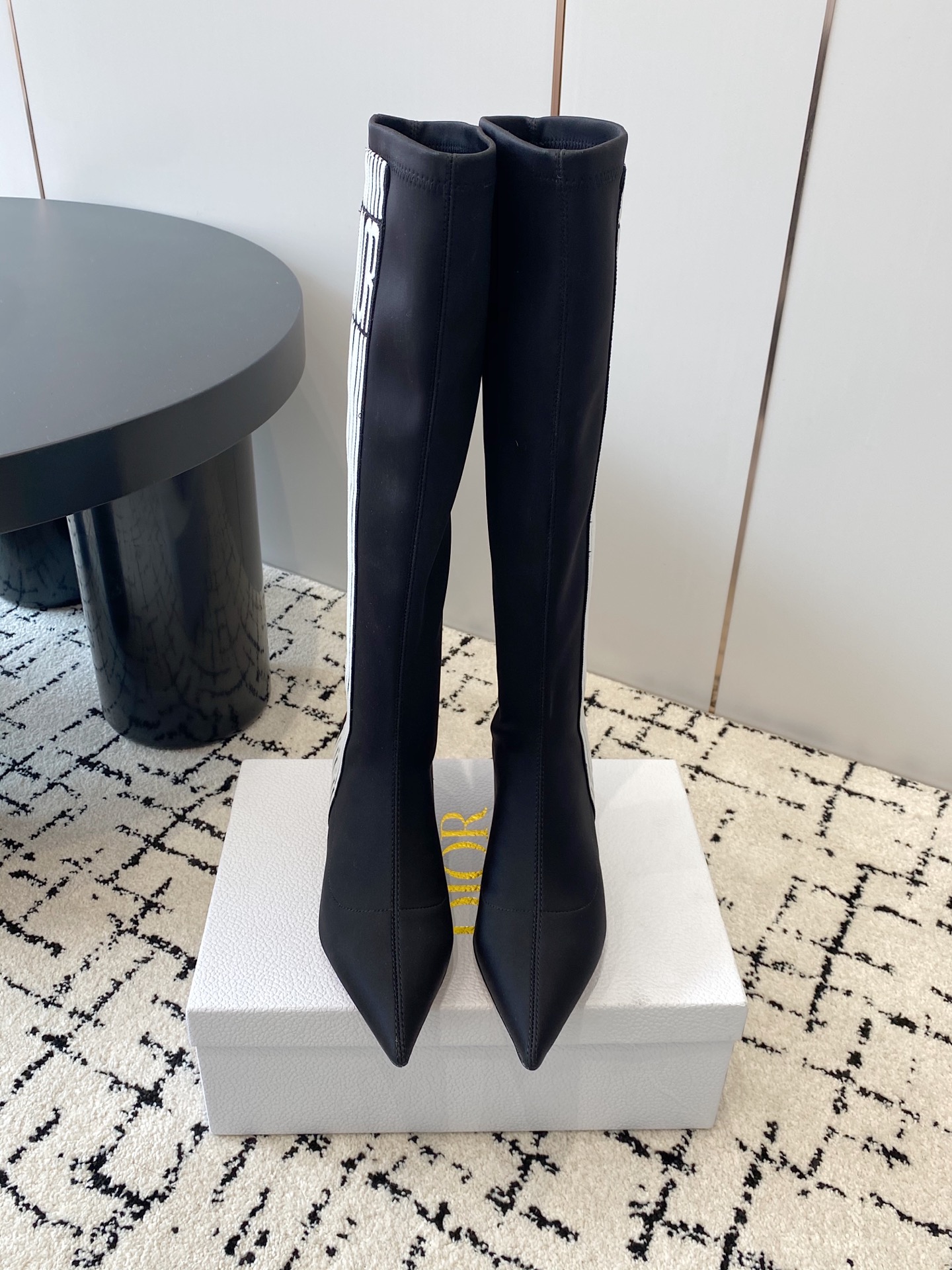 NO:627497,Short style, long style Dior Dior's new autumn and winter Optical-D elastic high-top knight boots. The same style as the star's CD letter logo three-dimensional embroidery jacquard Graphique pattern pointed toe color-blocking low-heeled motorcycle Martin short boots. Material upper imported elastic environmentally friendly breathable technology fabric. Lining water-dyed sheepskin foot pads. Outsole Italian genuine leather outsole. Long style tube height 40CM, heel height 5CM.  Size34-43 (34.40.41.42.43 customization is non-returnable and non-exchangeable), boots, dior, dior, boots, sheepskin, Leather soles19860909短款,长款 Dior 迪奥 秋冬新款Optical-D弹力高筒骑士女长靴 明星同款CD字母logo立体刺绣提花Graphique图案尖头拼色低跟机车马丁短靴 材质鞋面进口弹力环保透气科技面料 内里水染羊皮垫脚 大底意大利真皮大底 长款筒高40CM 跟高5CM Size34-43（34.40.41.42.43定制不退不换),靴子,dior,dior,boots,sheepskin,Leather soles,Women's Shoes