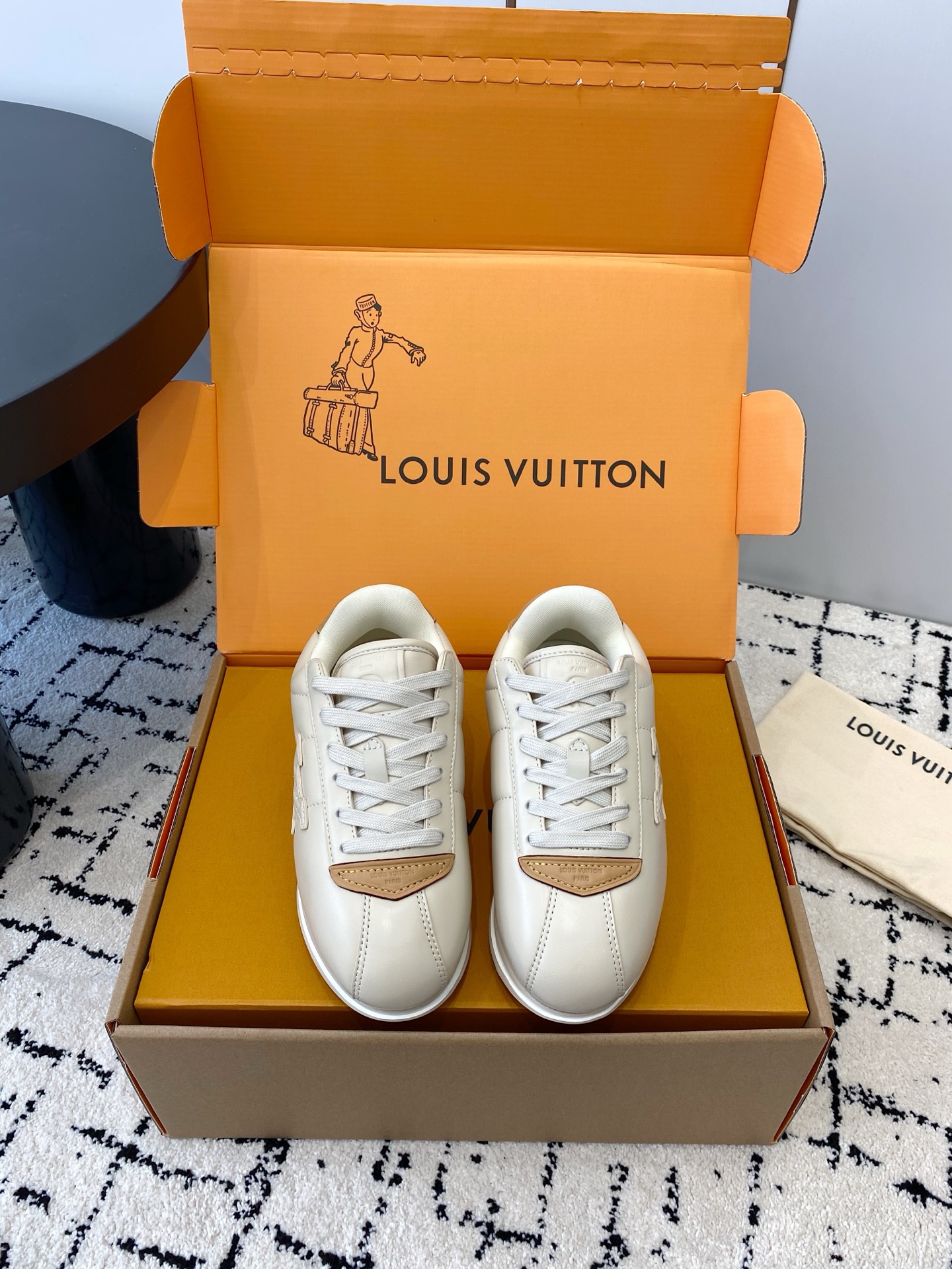NO:627452,LV Louis Vuitton Fei Dong co-branded catwalk models Fatty thick sole casual sneakers Forrest shoes This series includes simple style sneakers to eye-catching running shoes. LV stands out with its iconic thick sole and modern aesthetics, while other styles use luxurious suede, leather and canvas. Some sneakers are designed with a futuristic feel, emphasizing functionality and comfort, and moving towards sports-style luxury shoes. Fabric: Original custom-made first-layer cowhide. Lining:  Imported breathable mesh lining Sole: Original open mold non-slip TPU material Sole thickness 3CM Size: Women's 35-40 (women's 40 is customized and non-returnable) Men's 39-45 (men's 45 is customized and non-returnable), casual shoes/sports shoes, louis vuitton, louis vuitton, sneakers, cowhide, chamois leather19860909LV路易威登 菲董 联名 走秀款 胖丁 厚底 休闲 运动鞋 阿甘鞋 此次系列包括从简约风格的运动鞋到引人注目的跑鞋.LV以其标志性的厚底和现代美学脱颖而出,而其他款式则采用了奢华的麂皮、皮革和帆布等材质.一些运动鞋设计富有未来感,强调功能性与舒适性,并向运动风格的奢华鞋履迈进 面料 : 原版定制头层牛皮 内里 : 进口透气网里 鞋底 : 原版开模防滑TPU材质 底厚 3CM Size : 女款35-40（女40定做不退换）  男款39-45（男45定做不退换）,休闲鞋/运动鞋,louis vuitton,louis vuitton,sneakers,cowhide,chamois leather,Women's Shoes
