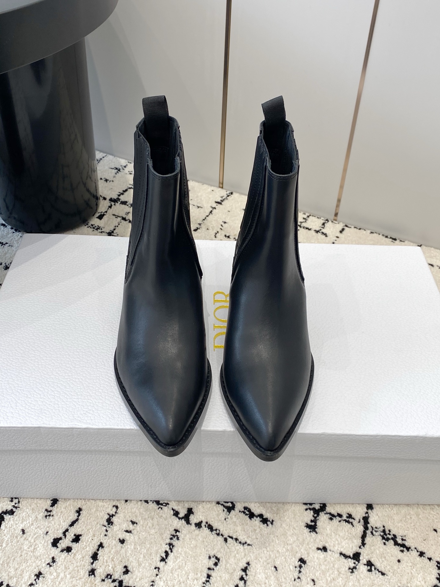 NO:627406,Dior Dior 2025 autumn and winter catwalk haute couture series D-West Chelsea women's boots CD letter logo hardware buckle motorcycle boots Star's same thick heel pointed toe knight short boots The top version on the market Material upper imported calfskin Customized cowhide lining Outsole Italian injection molded leather outsole Heel height 4.5CM  Size35-39 (40.41 customized, non-refundable and non-exchangeable), boots, dior, dior, boots, cowhide, Leather soles19860909Dior 迪奥2025秋冬走秀高定系列D-West切尔西女靴 CD字母logo五金扣机车靴 明星同款粗跟尖头一脚骑士短靴 市面顶级版本 材质鞋面进口小牛皮 内里定制牛皮内里 大底意大利注塑真皮大底 跟高4.5CM Size35-39（40.41定做不退不换）,靴子,dior,dior,boots,cowhide,Leather soles,Women's Shoes