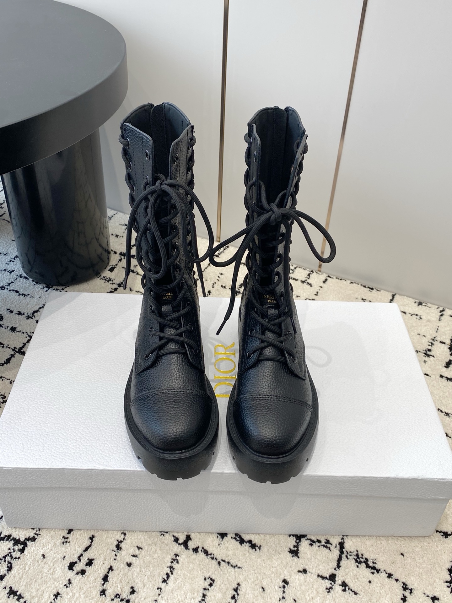 NO:627414,Dior CD 2025 Autumn and Winter Catwalk Poster New D-Road Haute Couture Series Back Zipper Women's Motorcycle Short Boots Dior letter logo thick-soled round toe low-heeled lace-up knight military boots Material upper imported grained calfskin Customized cowhide lining for feet Original original molded EVA outsole Heel height 4.5CM Tube height 8 inches  Size35-41 standard code (40.41 customization is non-returnable and non-exchangeable), boots, dior, dior, boots, cowhide19860909迪奥 CD 2025 秋冬走秀海报新款D-Road高定系列后拉链机车女短靴 Dior字母logo厚底圆头低跟系带骑士军靴 材质鞋面进口粒面小牛皮 内里定制牛皮内里垫脚 原版原版开模EVA大底 跟高4.5CM 筒高8寸 Size35-41标准码（40.41定制不退不换）,靴子,dior,dior,boots,cowhide,Women's Shoes