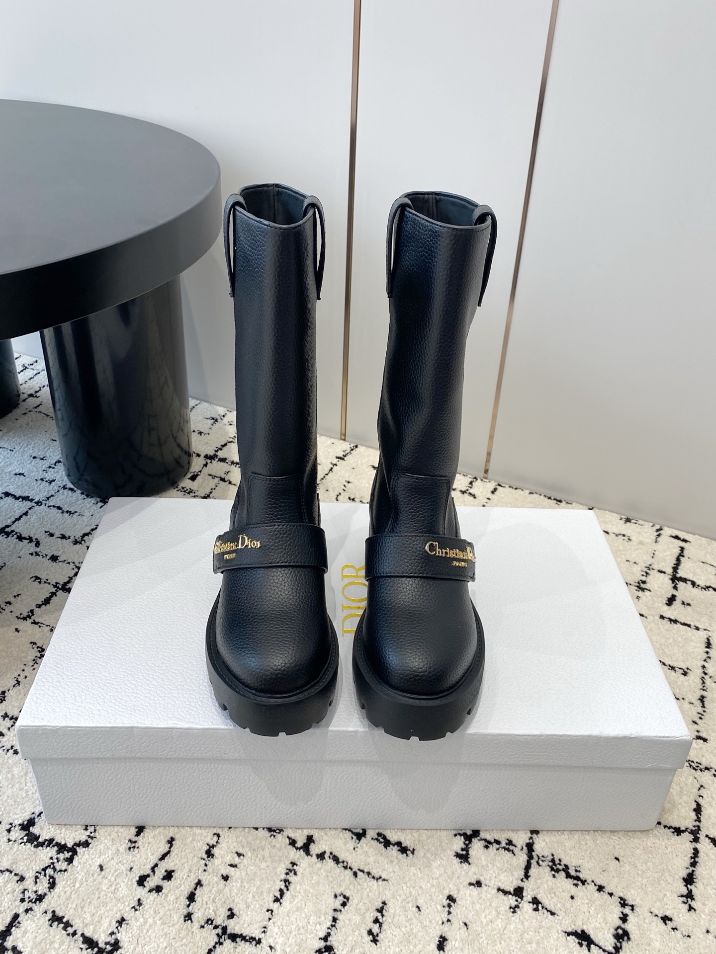 NO:627422,Dior Dior's 2025 new autumn and winter D-Quest series punk style women's boots. The same style as the star's CD letter logo hardware belt buckle motorcycle boots. Low-heeled thick-soled round-toe mid-calf knight boots. Material upper imported full-grain calfskin. Customized cowhide lining for feet. Outsole. Original molded Tpu outsole + original molded hardware buckle. Heel height 4.5CM.  Size35-41 standard code (40.41 customization is non-returnable and non-exchangeable), boots, dior, dior, boots, cowhide19860909Dior 迪奥2025 秋冬新款D-Quest系列朋克风女靴 明星同款CD字母logo五金皮带扣机车靴 低跟厚底圆头一脚蹬骑士中筒靴 材质鞋面进口全粒面小牛皮 内里定制牛皮内里垫脚 大底原版开模Tpu大底+原版开模五金扣 跟高4.5CM Size35-41标准码（40.41定制不退不换）,靴子,dior,dior,boots,cowhide,Women's Shoes