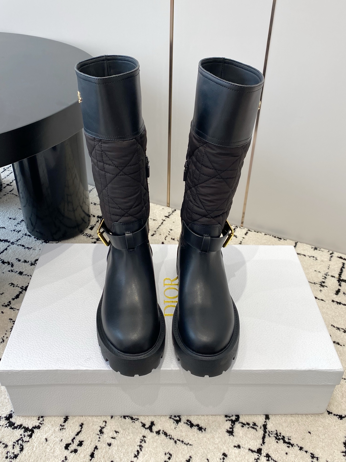 NO:627430,Dior Dior 2025 new autumn and winter D-Quest series punk style cannage pattern electric embroidered women's boots. The same style as the star CD letter logo hardware belt buckle motorcycle boots. Low-heeled thick-soled round-toe one-legged knight mid-calf boots. Material upper imported calfskin/environmentally friendly breathable nylon cloth. Customized cowhide lining for foot pads. Original molded Tpu outsole + original molded hardware buckle. Heel height 4.5CM.  Size35-41 standard code (40.41 customization is non-returnable and non-exchangeable), boots, dior, dior, boots, cowhide19860909Dior 迪奥2025 秋冬新款D-Quest系列朋克风藤格纹电绣女靴 明星同款CD字母logo五金皮带扣机车靴 低跟厚底圆头一脚蹬骑士中筒靴 材质鞋面进口小牛皮/环保透气尼龙布 内里定制牛皮内里垫脚 大底原版开模Tpu大底+原版开模五金扣 跟高4.5CM Size35-41标准码（40.41定制不退不换）,靴子,dior,dior,boots,cowhide,Women's Shoes