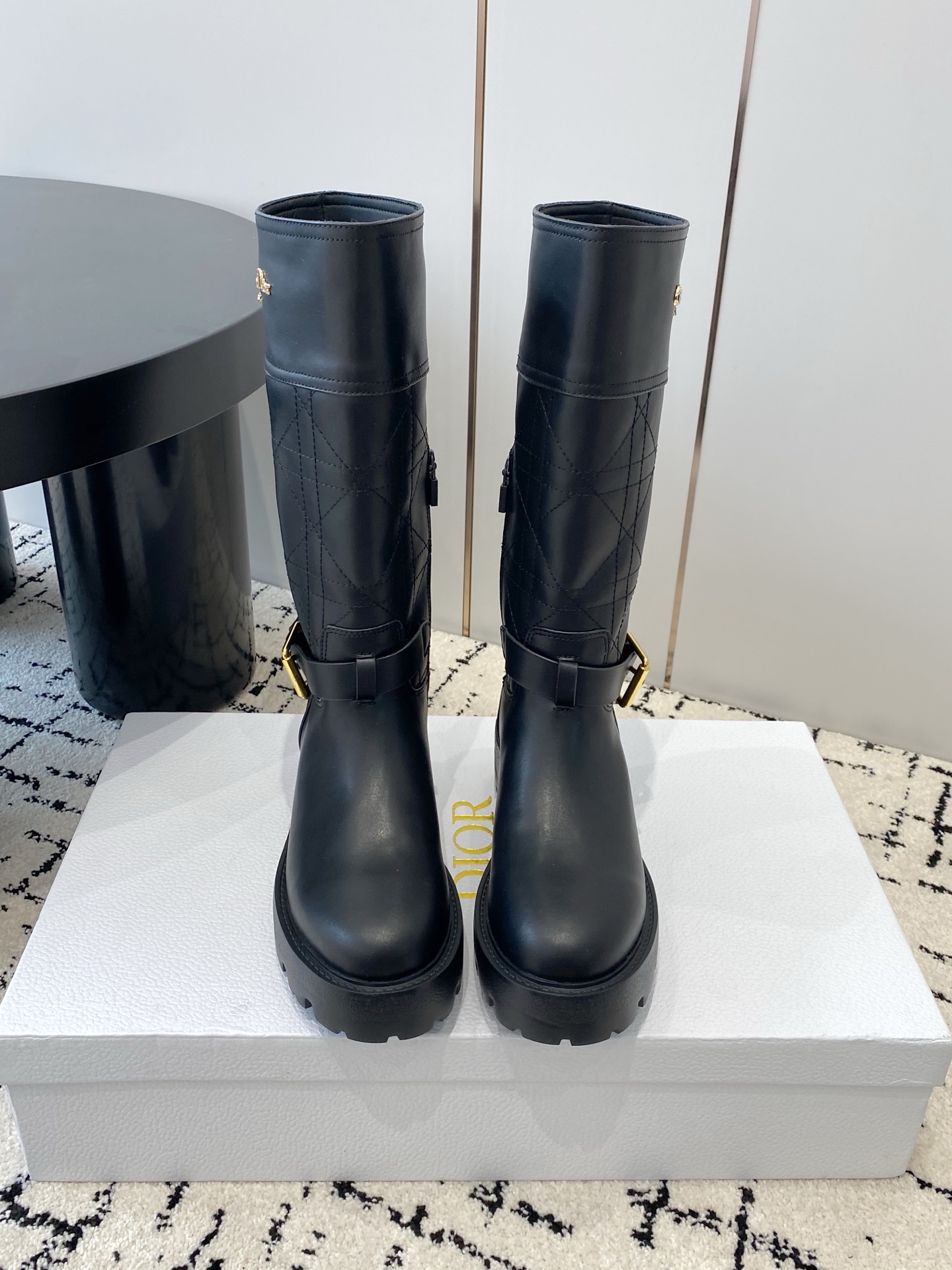 NO:627438,Dior Dior 2025 new autumn and winter D-Quest series punk style cannage pattern electric embroidered women's boots. The same style as the star CD letter logo hardware belt buckle motorcycle boots. Low-heeled thick-soled round-toe one-legged knight mid-calf boots. Material upper imported calfskin. Lining water-dyed cowhide inner lining. Outsole original molded Tpu outsole + original molded hardware buckle. Heel height 4.5CM.  Size35-41 standard code (40.41 customization is non-returnable and non-exchangeable), boots, dior, dior, boots, cowhide19860909Dior 迪奥2025 秋冬新款D-Quest系列朋克风藤格纹电绣女靴 明星同款CD字母logo五金皮带扣机车靴 低跟厚底圆头一脚蹬骑士中筒靴 材质鞋面进口小牛皮 内里水染牛皮内里垫脚 大底原版开模Tpu大底+原版开模五金扣 跟高4.5CM Size35-41标准码（40.41定制不退不换）,靴子,dior,dior,boots,cowhide,Women's Shoes