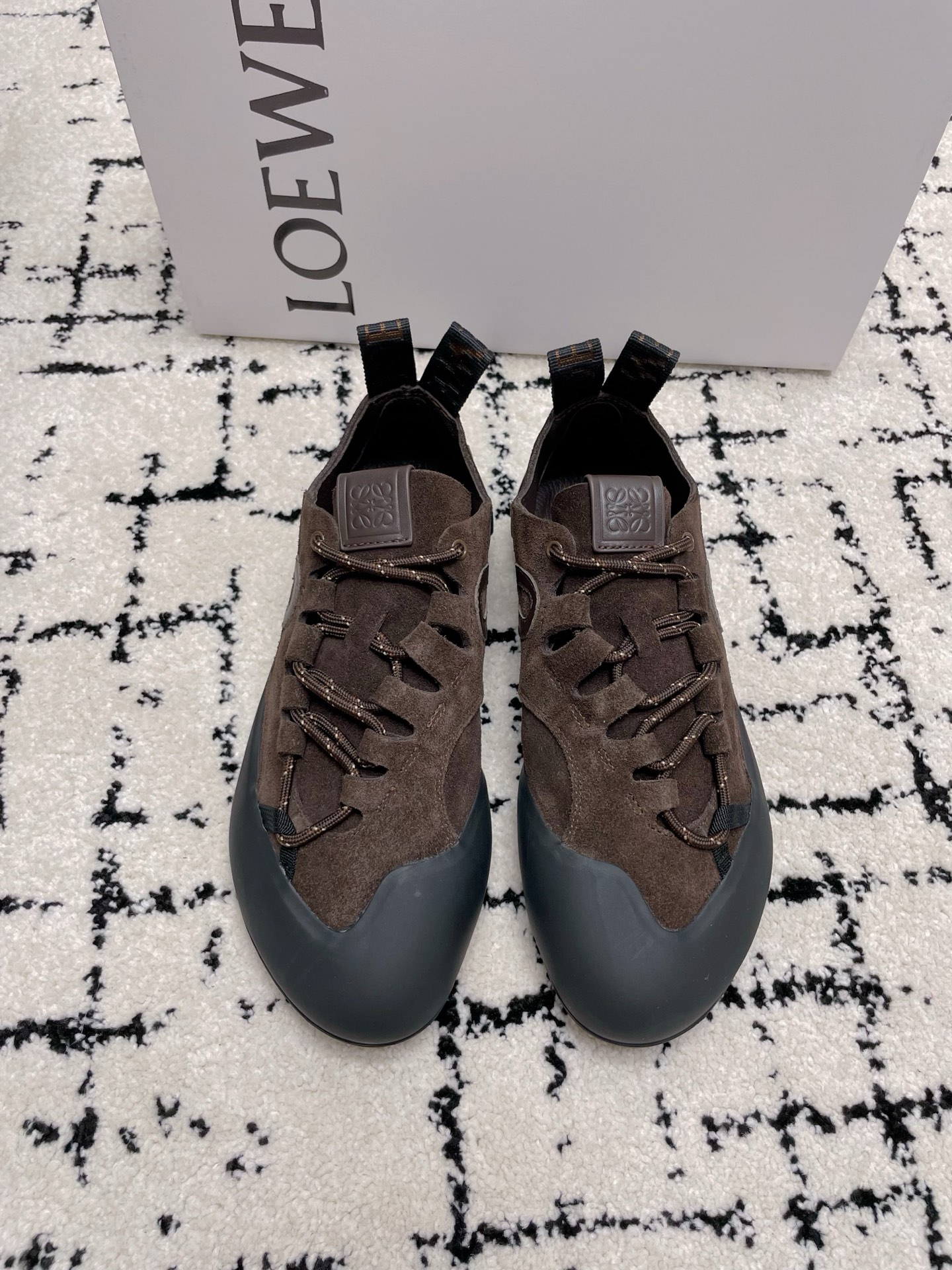 NO:788607,Top LOEWE F051 2026ss early spring new Ballet Runner 2.0 ballet sneakers Forrest Gump moral training shoes Asymmetric toe shape, as the iconic design of LOEWE original BALLET RUNNER2.0, super soft, light and flexible sole · New wave texture rubber outsole, extending to the toe · Upgraded soft leather lining and footbed to provide maximum comfort  ·The heel is based on the 3D injection molded rubber LOEWE logo and is paired with an upgraded sole, giving this shoe a retro and elegant interpretation, and incorporating modernity and LOEWE's unique style. The fabric is imported high-mercerized suede. The lining is soft cowhide. The outsole is an original molded outsole. The size is 35-40 (40 customizations are not returnable), casual shoes/sports shoes, loewe, loewe, sneakers, cowhide19860909顶级  LOEWE罗意威F051 2026ss早春新款Ballet Runner 2.0芭蕾运动鞋阿甘鞋德训鞋 不对称鞋头造型,作为LOEWE原版BALLET RUNNER2.0罗意威的标志性设计,超柔软、轻便且灵活的鞋底 ·新的波浪纹理橡胶外底,延伸至鞋头 ·升级的柔软皮革内衬和鞋床,提供最大舒适感 ·后跟有3D注塑橡胶LOEWE徽标基础上,搭配升级的鞋底,赋予这款鞋复古优雅的诠释,并融入了现代感和LOEWE罗意威独特的风格 面料进口高丝光反绒皮 内里柔软牛皮里 大底原版开模大底 码数35-40（40定制不退换）,休闲鞋/运动鞋,loewe,loewe,sneakers,cowhide,Women's Shoes