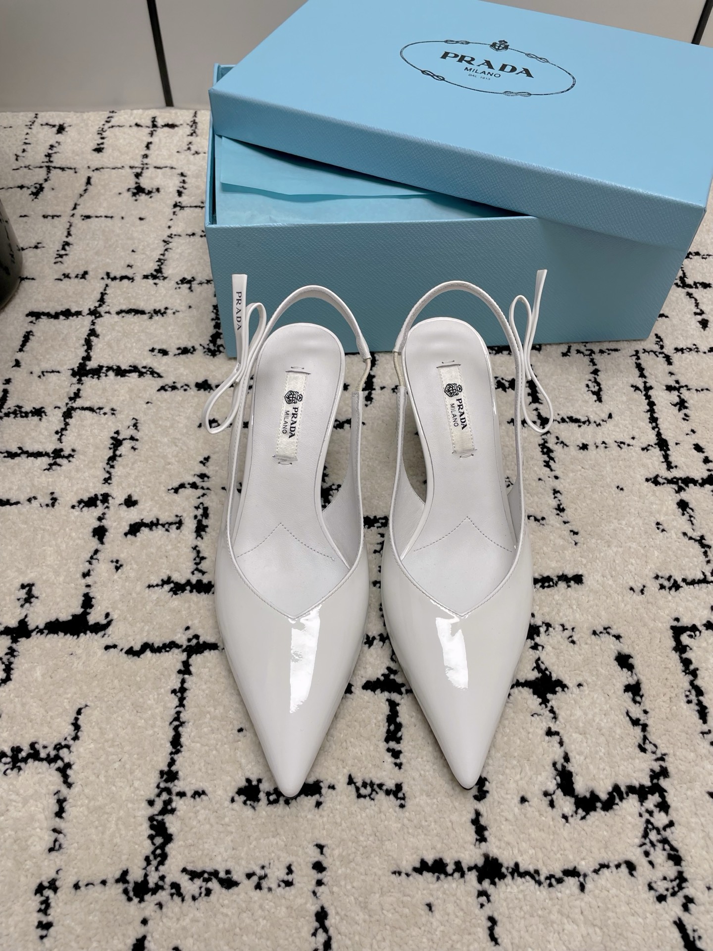 NO:788604,, PRADA Prada 2026 new early spring new beautiful sandals, purchasing quality shoes with a sense of design, full of aura on the upper body, unique heels, can be worn with salt or salt, perfect for a goddess. Fabric custom-made patent leather, lining custom-made sheepskin lining, outsole, genuine leather outsole imported from Italy, size 35-39# (40# custom-made, non-refundable), high-heeled sandals, prada, prada, sandals, high  heels,cowhide,sheepskin,Leather soles19860909,PRADA普拉达 2026早春新款绝美凉鞋,代购品质非常有设计感的一款鞋,上身气场十足,独特的鞋跟,可盐可咸穿搭效果满分活脱脱的一个女神 对版 面料定制漆皮牛皮 内里定制羊皮内里 大底意大利进口真皮大底 码数35-39#（40#订做不退换）,高跟鞋凉鞋,prada,prada,sandals,high heels,cowhide,sheepskin,Leather soles,Women's Shoes