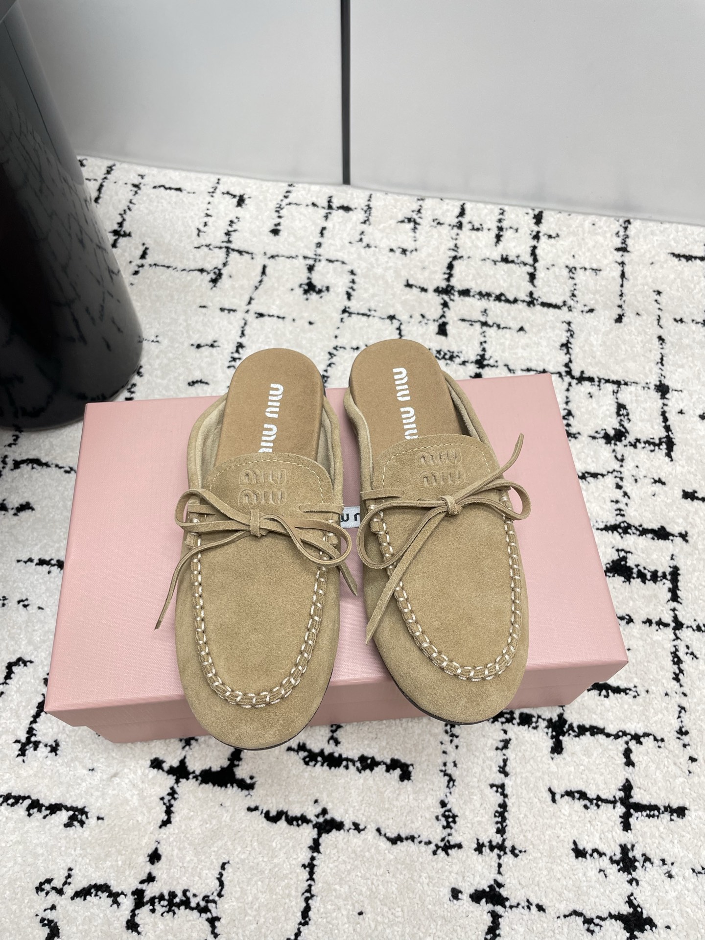 NO:788601,, miu mi’s new 26-year early spring catwalk show♀color-grabbed retro loafers are hotly available, a must-have item for all year round  The uppers are made of custom vintage polished first-layer cowhide with vintage aged polishing technology, which makes the whole pair of shoes look casual and free. The uppers are designed with simple lace-up bows, which make the whole pair of shoes lively in an instant. The lazy one-step design makes it convenient and quick to go out with casual concave shapes. Exclusive molded rubber outsole, soft and light, non-slip and wear-resistant, code number 35-40 (41 customized, non-refundable), half drag, miumiu, loafers, cowhide19860909,miu mi 26年早春走秀新款♀擦色复古乐福鞋火爆来袭,常年穿搭必备单品 鞋面采用定制复古擦色头层牛皮上复古的做旧擦色工艺,使整双鞋都透露着随性和洒脱,鞋面采用简约系带蝴蝶结设计,一瞬间整双鞋灵动了起来,懒人一脚蹬设计,出门方便快捷随意凹造型.独家开模橡胶大底,柔软轻便还防滑耐磨 码数35-40（41定做不退换）,半拖,miumiu,loafers,cowhide,Women's Shoes