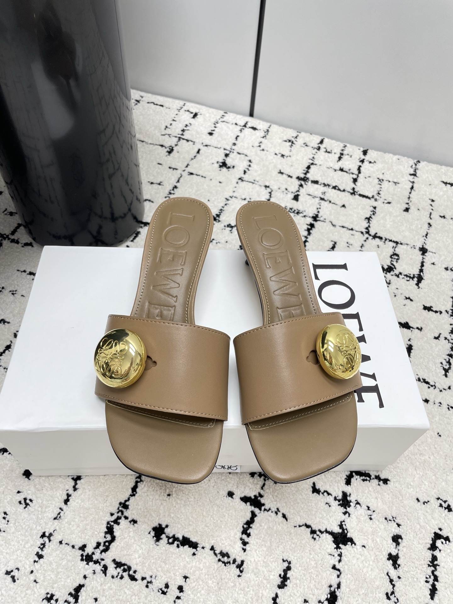 NO:783335,(Higher version) LOEWE 26ss latest model for spring and summer, small heel slippers. This year's super popular brand. Many celebrities, internet celebrities and fashion bloggers have planted grass. Little fairies who like this style must buy it!  The upper is made of imported calfskin and the lining is mixed sheepskin. The leather is delicate and very comfortable on the feet. Simple line design. Big toe design. Super tasteful. Italian genuine leather outsole Size: 35-42 (40.41.42 customized, non-returnable), slippers, loewe, loewe, slippers, cowhide, sheepskin, Leather soles19860909（高版本） 罗意威LOEWE 26ss春夏最新款 ,小跟拖鞋   今年超火的品牌 好多明星网红时尚博主种草 喜欢这种风格的小仙女必须要入手哦！ 鞋面采用进口小牛皮 内里混种羊皮,皮料细腻上脚非常舒适 简约的线条设计 鞋头大头的设计 超级有味道 意大利真皮大底 Size: 35-42（40.41.42定制不退换）,拖鞋,loewe,loewe,slippers,cowhide,sheepskin,Leather soles,Women's Shoes