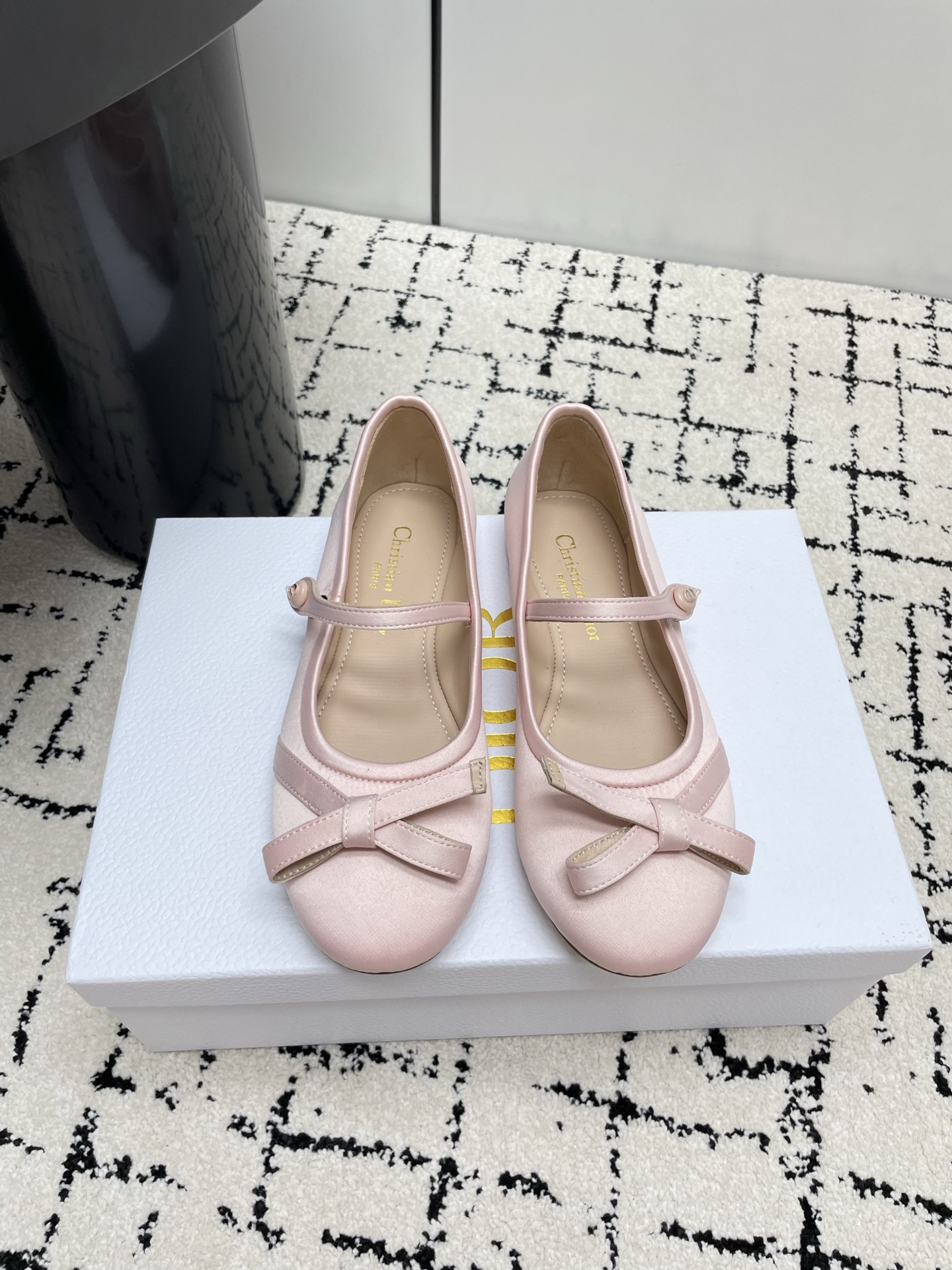 NO:783320,(Higher version) Dior 2026 Spring and Summer New Flat Bottom Round Toe Mary Jane Loafers This is a Dior Mary Jane shoe with a classic cross-strap design. The upper is covered with fine glitter and has an eye-catching halo. It is a tool to create a sense of sophistication and girliness. The shoe shape is flat or low-heeled, which is highly comfortable and suitable for long-term wear. Fabric Customized silk cloth/customized sheepskin  Sheepskin lining, genuine leather outsole. High-quality, suitable for most foot types. Whether it is daily commuting, dating, parties, or formal occasions such as weddings and annual meetings, it can be easily controlled. It is a versatile and stylish 'ambience item'. Size 35-39 (40.41 custom-made, non-refundable), ballet shoes, dior, dior, loafers, mary jane, sheepskin, real silk, Leather soles19860909（高版本） Dior 迪奥 2026春夏新款 平底 圆头 玛丽珍 乐福鞋 这是一款Dior迪奥玛丽珍鞋,采用经典的交叉绑带设计,鞋面布满细密闪粉,自带吸睛光环,是打造精致感与少女感的利器.鞋型为平底或低跟设计,舒适度高,适合长时间穿着. 面料定制真丝布/定制羊皮 内里羊皮,真皮大底.品质感在线,适合大多数脚型.无论是日常通勤、约会、派对,还是婚礼、年会等正式场合,它都能轻松驾驭,是百搭又出片的“氛围感单品”. Size 35-39（40.41定做不退换）,芭蕾舞鞋,dior,dior,loafers,mary jane,sheepskin,real silk,Leather soles,Women's Shoes