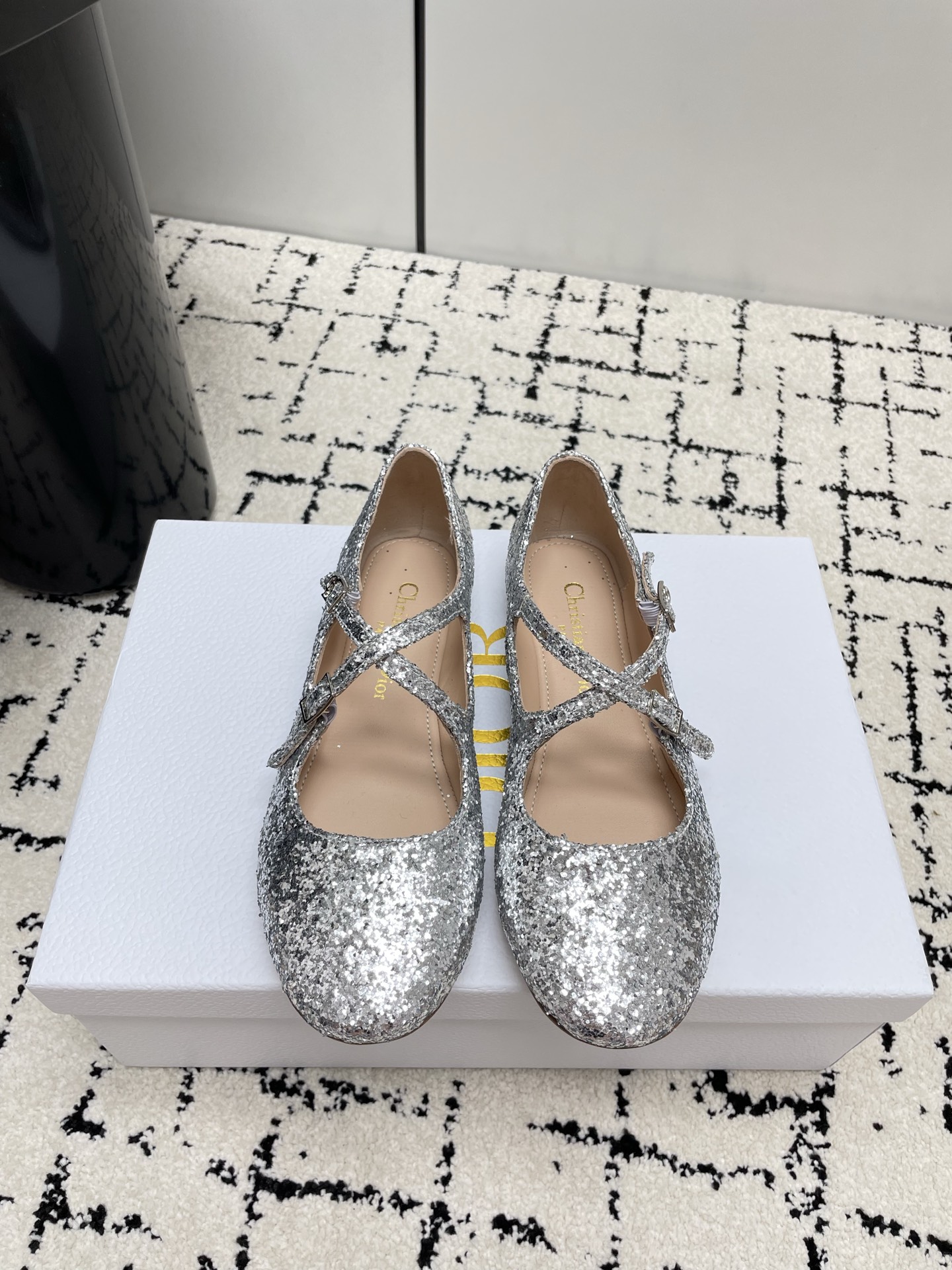 NO:783326,(Higher version) Dior 2026 spring and summer new style flat-soled, round-toe Mary Jane loafers. This is a Dior Mary Jane shoe with a classic cross-strap design. The upper is covered with fine glitter and has an eye-catching halo. It is a powerful tool to create a sense of sophistication and girlishness. The shoe shape is flat-soled or low-heeled, highly comfortable and suitable for long-term wear.  The fabric is Grete + electric embroidered mesh, sheepskin lining, genuine leather outsole, high quality, suitable for most foot types. Whether it is daily commuting, dating, parties, or formal occasions such as weddings and annual meetings, it can be easily controlled. It is a versatile and stylish 'atmosphere item'. Size 35-39 (40.41 custom-made, non-returnable), ballet shoes, dior, dior, loafers, mary jane, sheepskin, Leather soles19860909（高版本） Dior 迪奥 2026春夏新款 平底 圆头 玛丽珍 乐福鞋 这是一款Dior迪奥玛丽珍鞋,采用经典的交叉绑带设计,鞋面布满细密闪粉,自带吸睛光环,是打造精致感与少女感的利器.鞋型为平底或低跟设计,舒适度高,适合长时间穿着. 面料格力特+电绣网布,内里羊皮,真皮大底,品质感在线,适合大多数脚型.无论是日常通勤、约会、派对,还是婚礼、年会等正式场合,它都能轻松驾驭,是百搭又出片的“氛围感单品”. Size 35-39（40.41定做不退换）,芭蕾舞鞋,dior,dior,loafers,mary jane,sheepskin,Leather soles,Women's Shoes