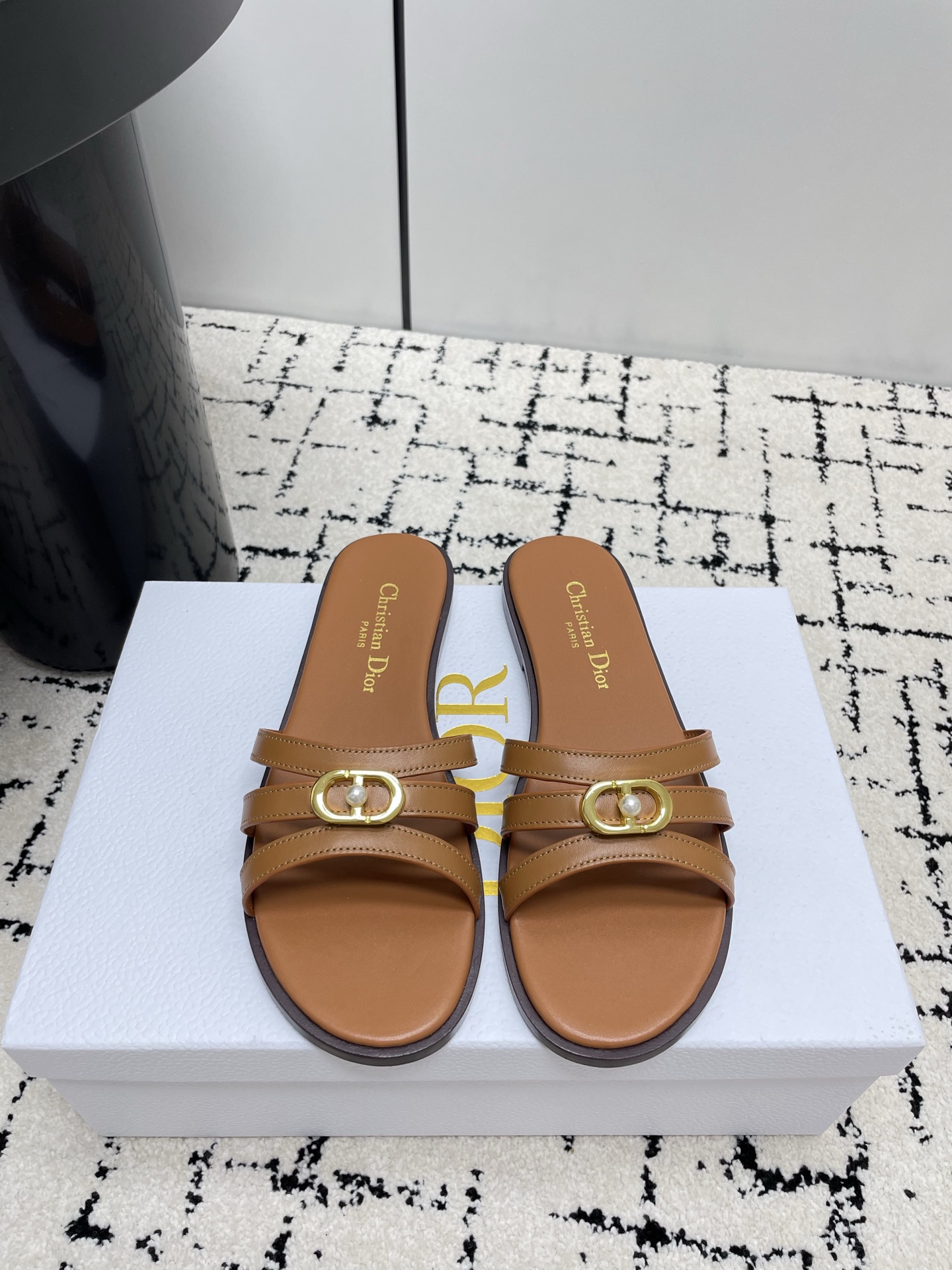 NO:783313,Flat bottom, high heel (high version) Dior Dior 26s Oblique letter series Flat bottom thick heel Dior Oblique series sandals, using the iconic Oblique pattern, highly recognizable as a brand. Made of cowhide, soft and comfortable, suitable for daily wear. The flat flip flop design is simple and elegant. It can be worn with a skirt in summer or very elegant and casual ~ Whether commuting or vacationing, it can easily enhance the style, fashionable and versatile!  Heel height flat/high heel 4.5cm Size 35-39 (40.41 custom-made, non-refundable), slippers, dior, dior, slippers, skirts, cowhide19860909平底、高跟（高版本） Dior迪奥 26s Oblique字母系列 平底粗跟 Dior Oblique系列凉拖,采用标志性Oblique图案,品牌辨识度超高 牛皮材质,柔软舒适,适合日常外穿.平底一字拖设计,简约大方,夏天搭裙装或都很优雅随性～无论通勤还是度假,轻松提升造型感,时髦又百搭！ 跟高 平底/高跟4.5cm Size 35-39（40.41定做不退换）,拖鞋,dior,dior,slippers,skirts,cowhide,Women's Shoes