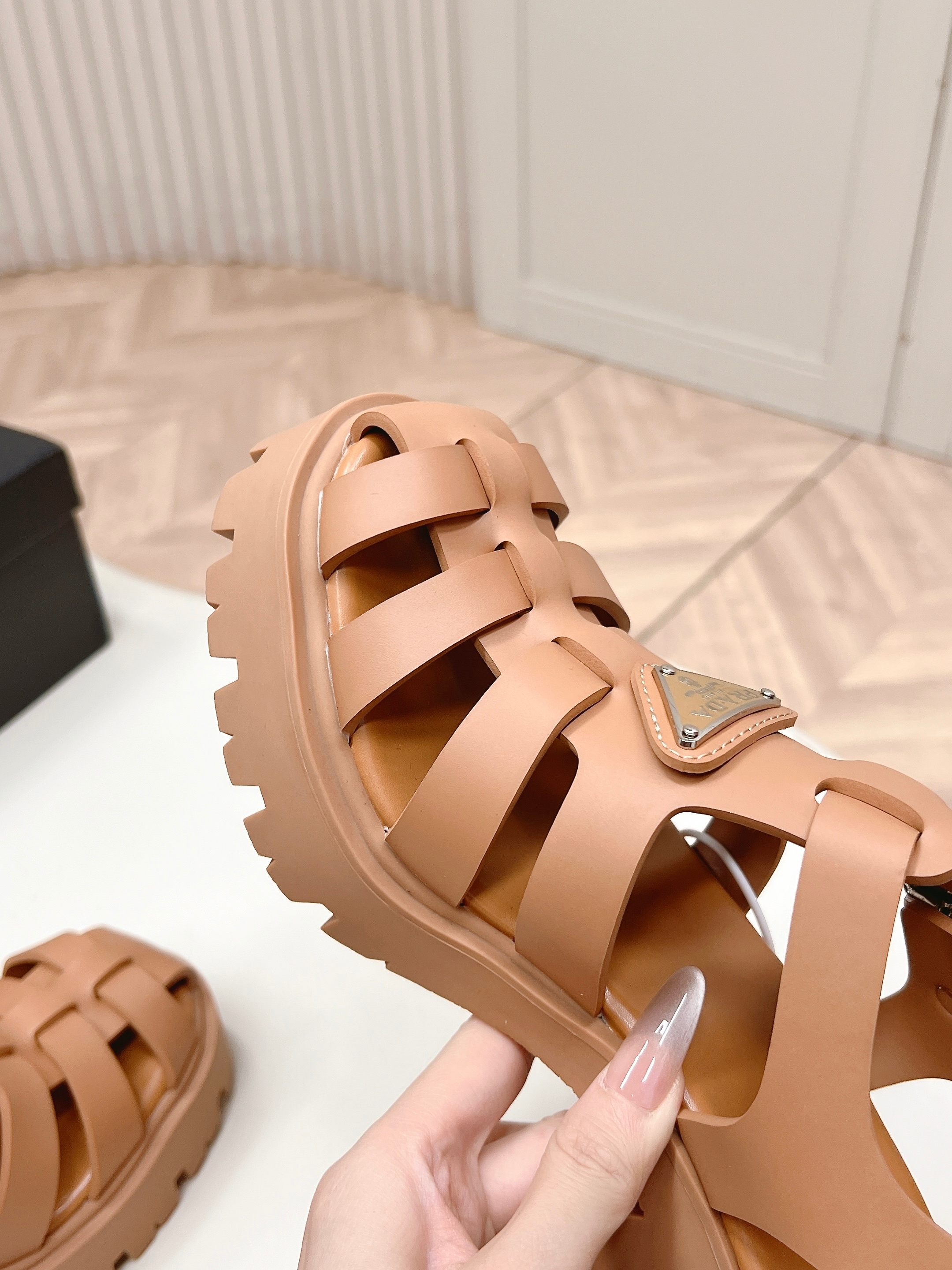 Prada Style Leather Women's Shoes style reference detail image 8 from source 784835