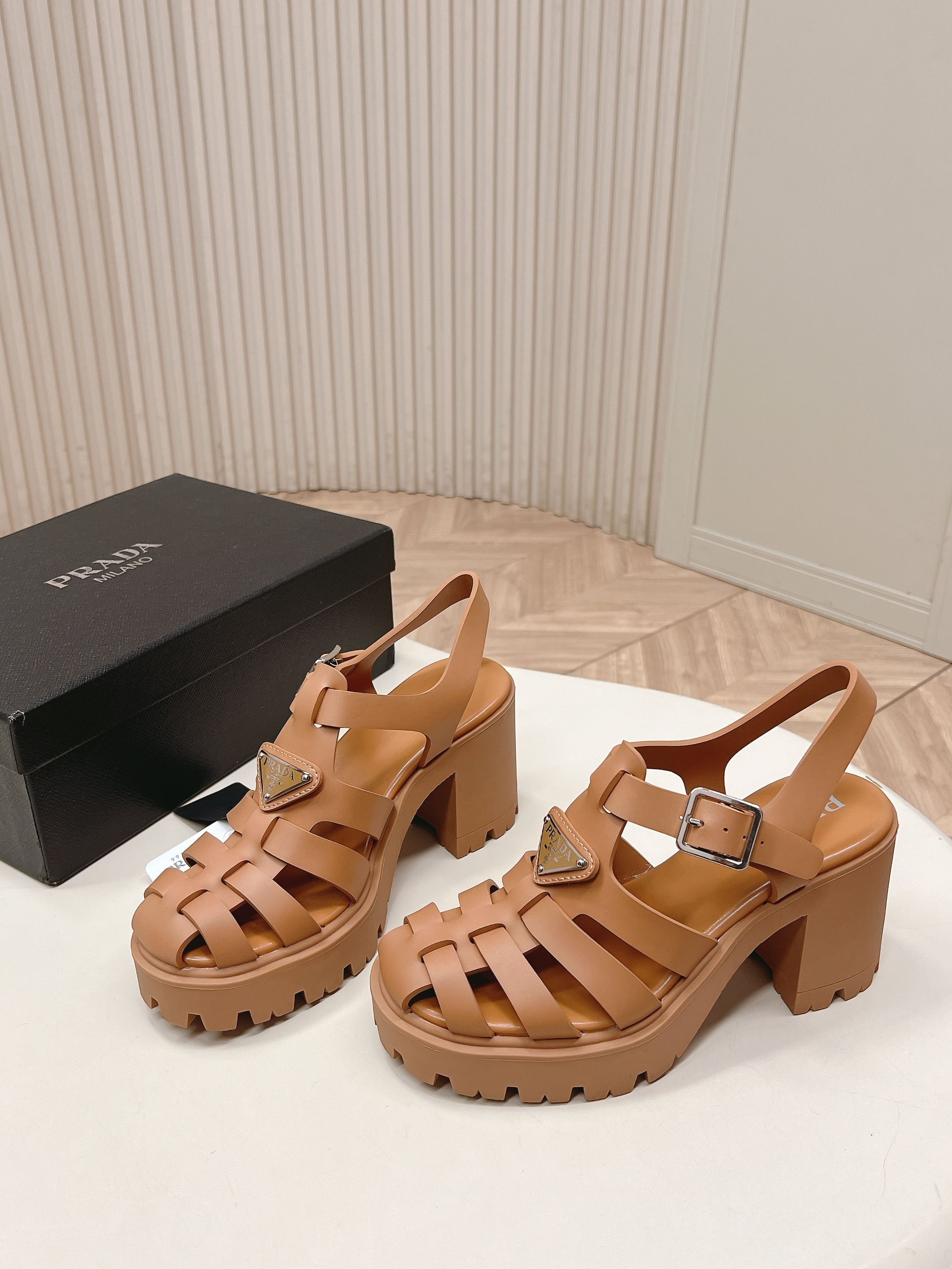 Prada Style Leather Women's Shoes style reference detail image 3 from source 784835