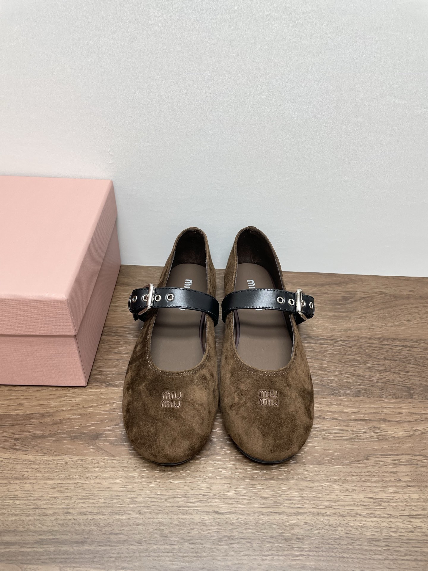 NO:819365,,Miu Miu 26 Miu Miu's latest catwalk Mary Jane ballet dance shoes, the new season's trend elements, one-strap single shoes on the instep, Mary Jane ballet conveys modern style, looks good no matter how you wear it, this summer's fashion favorite, you don't want to take it off when you wear something cool, imported sheep upper, imported sheepskin lining, non-slip and wear-resistant rubber sole, size 35-40 (41 customized, non-returnable), ballet shoes, miumiu, mary  jane,sheepskin,sheep19860909,Miu Miu 26缪缪最新走秀 玛丽珍芭蕾舞跳舞鞋 新季的潮流要素 脚背一字带单鞋 玛丽珍芭蕾舞传达现代风格 怎么穿都好看 今夏时髦最爱 穿上凉凉的完全不想脱下 鞋面进口羊猄 内里进口羊皮 大底防滑耐磨橡胶底 码数35-40（41定制不退换）,芭蕾舞鞋,miumiu,mary jane,sheepskin,sheep,Women's Shoes