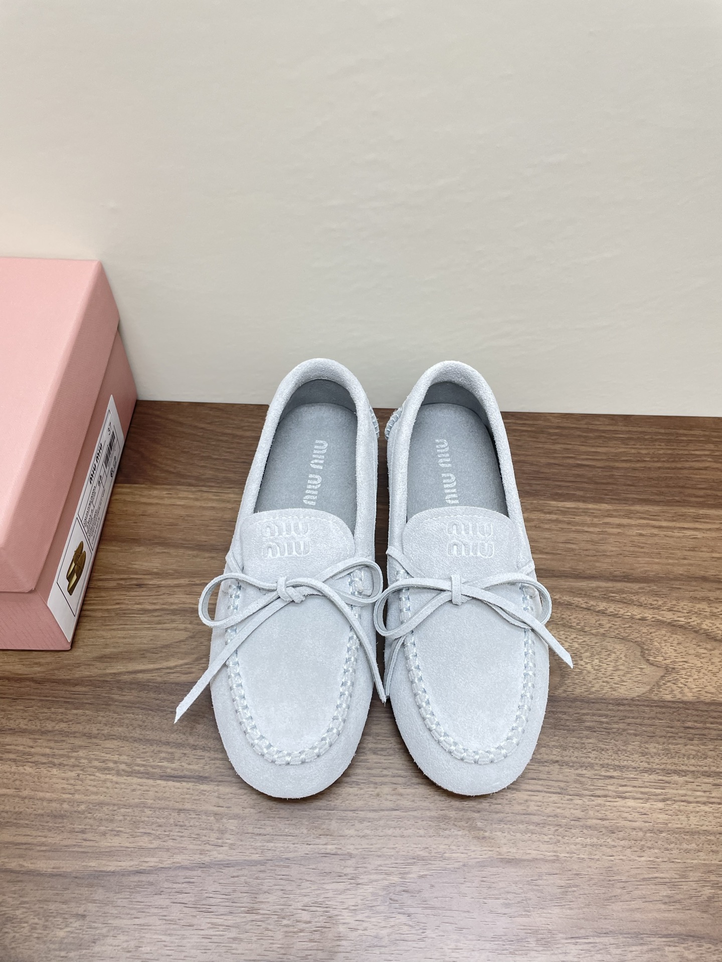 NO:819359,, miumiu's 26th early spring catwalk new model. Color-grabbed retro loafers are hotly available. They are a must-have item for year-round wear. The uppers are made of custom-made retro color-grabbed first-layer cowhide with retro distressed color-grabbing technology, which makes the whole pair of shoes appear casual and free. The uppers are designed with simple lace-up bows, making the whole pair of shoes lively in an instant. The lazy one-step design makes it convenient and fast to go out with a concave shape. The fabric is imported cow suede leather.  Lined with cow suede leather, outsole with exclusive molded wear-resistant rubber outsole, size 35-40 (41 customized, non-returnable), loafers, miumiu, loafers, cowhide19860909,miumiu 26年早春走秀新款 擦色复古乐福鞋火爆来袭,常年穿搭必备单品 鞋面采用定制复古擦色头层牛皮上复古的做旧擦色工艺,使整双鞋都透露着随性和洒脱,鞋面采用简约系带蝴蝶结设计,一瞬间整双鞋灵动了起来,懒人一脚蹬设计,出门方便快捷随意凹造型 面料进口牛反绒皮 内里牛反绒皮内里 大底独家开模耐磨橡胶大底 码数35-40（41定制不退换）,乐福鞋,miumiu,loafers,cowhide,Women's Shoes