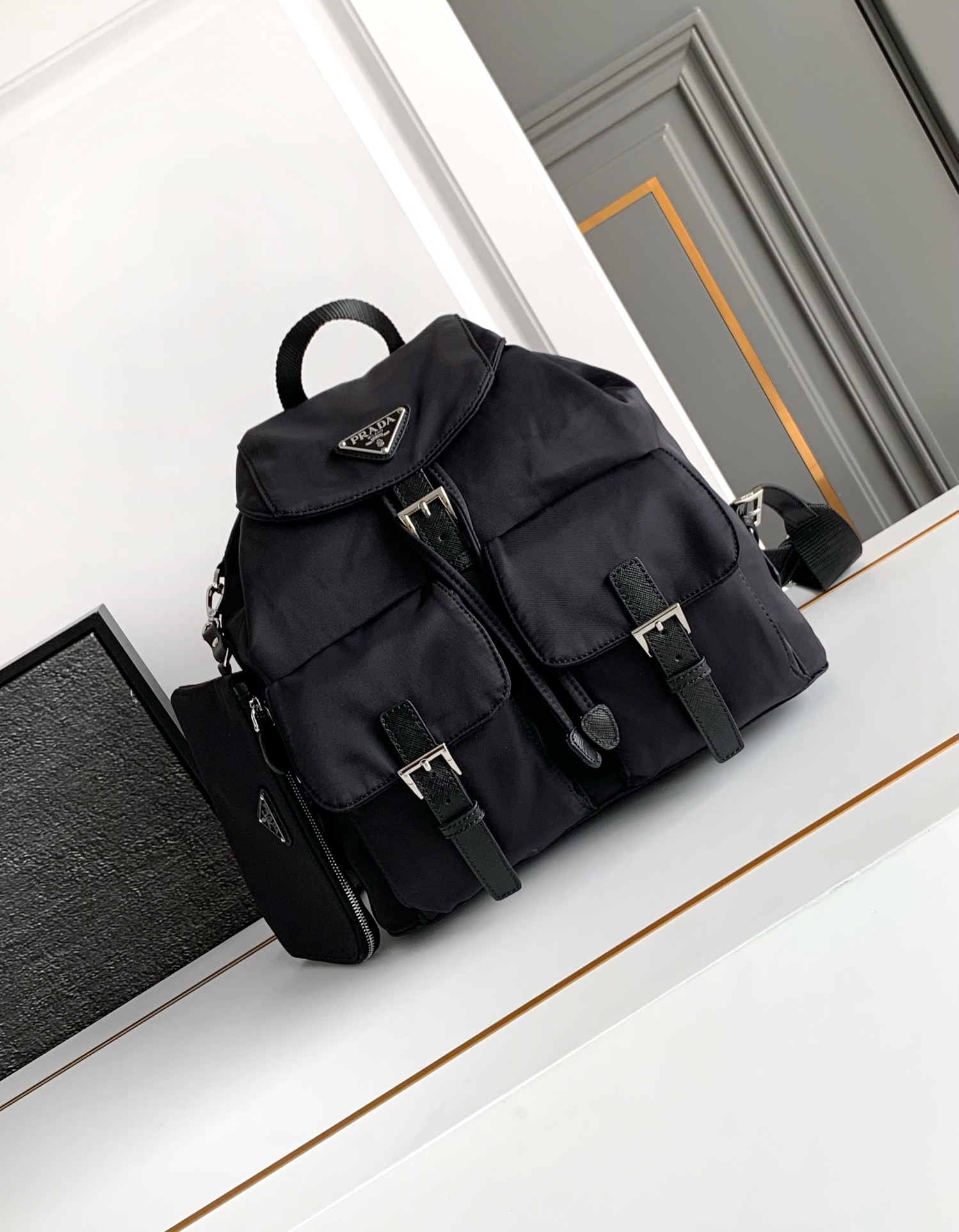 🎉Nueva mochila🎉1BZ811👍👍Esta mochila de nailon cuenta con elegantes ribetes de cuero Saffiano, combina múl…