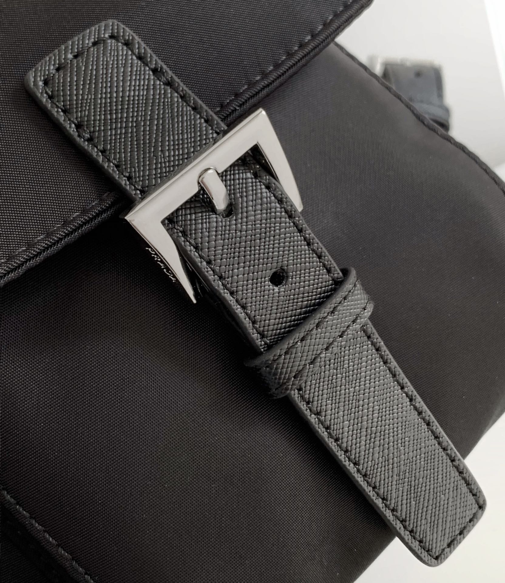 PRADA 1BZ811 ナイロン リュック 軽量 防水 大容量