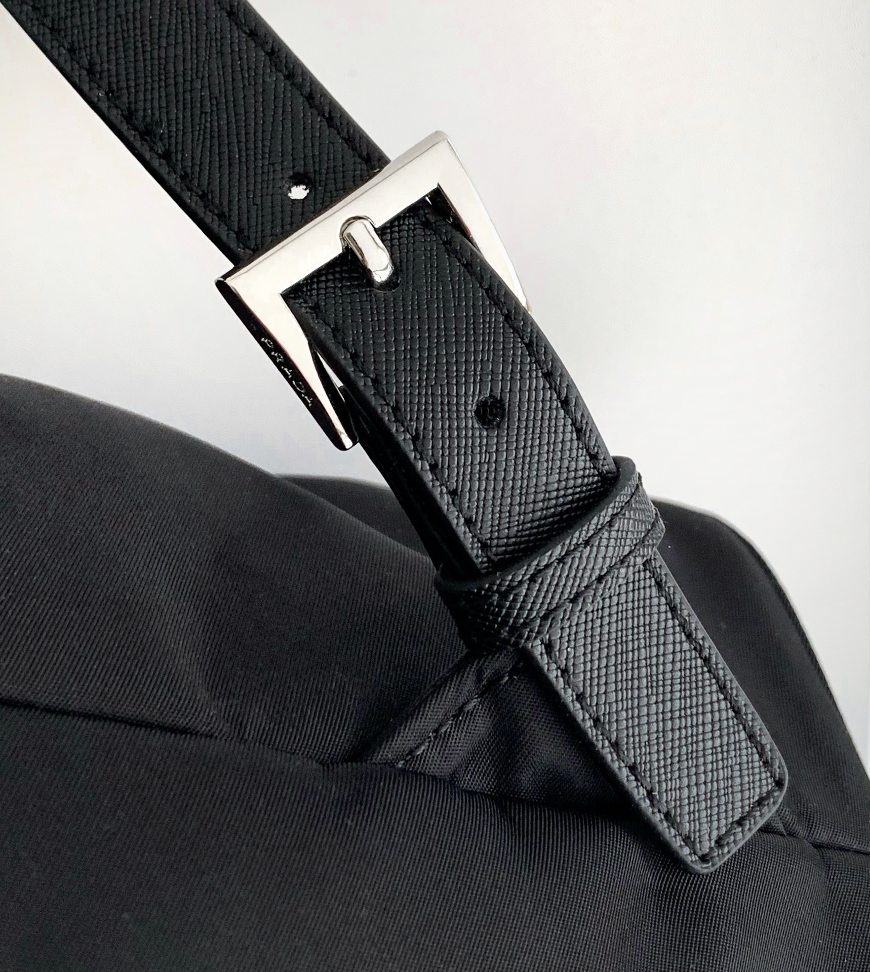 PRADA 1BZ811 ナイロン リュック 軽量 防水 大容量