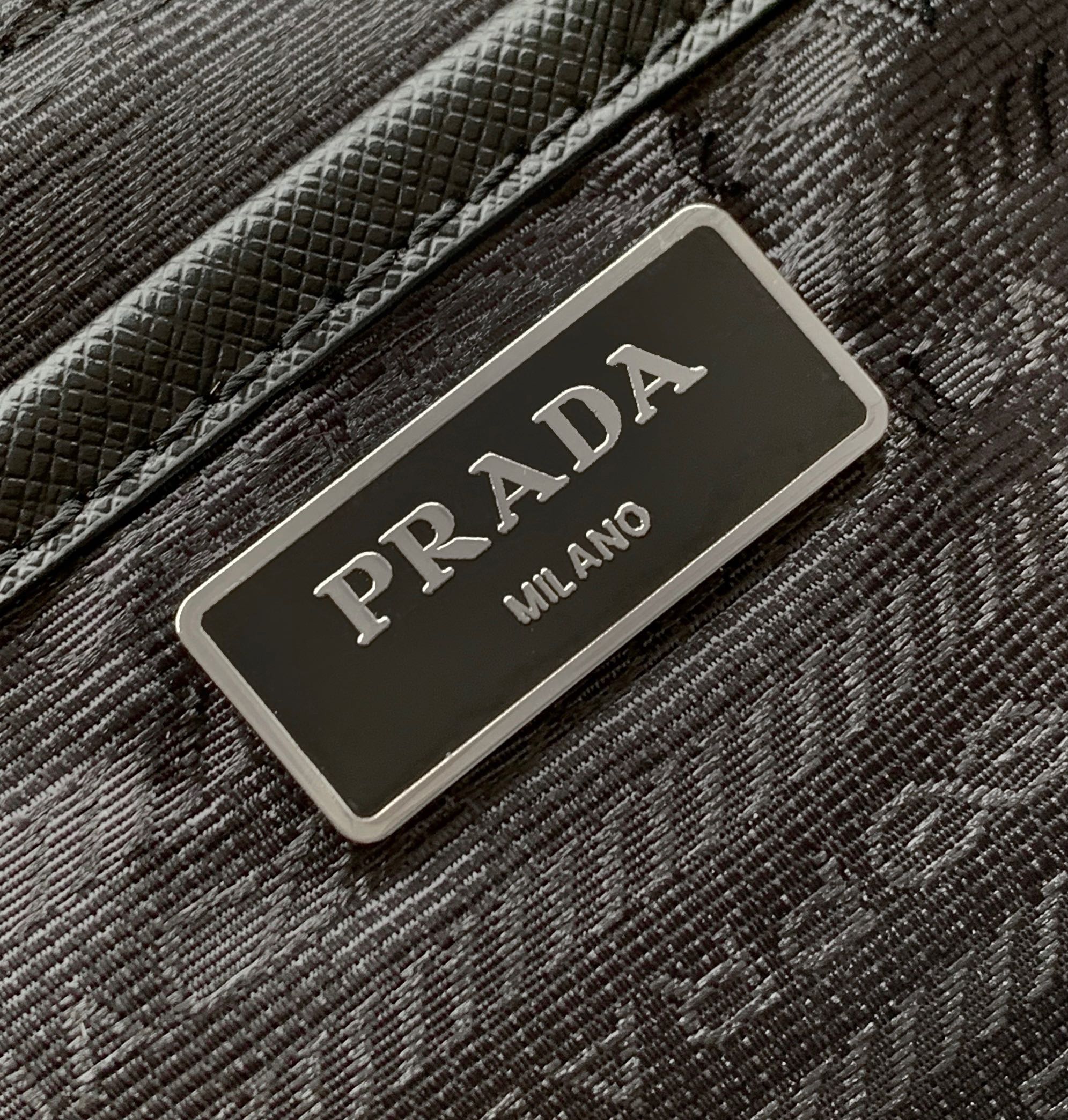 PRADA 1BZ811 ナイロン リュック 軽量 防水 大容量