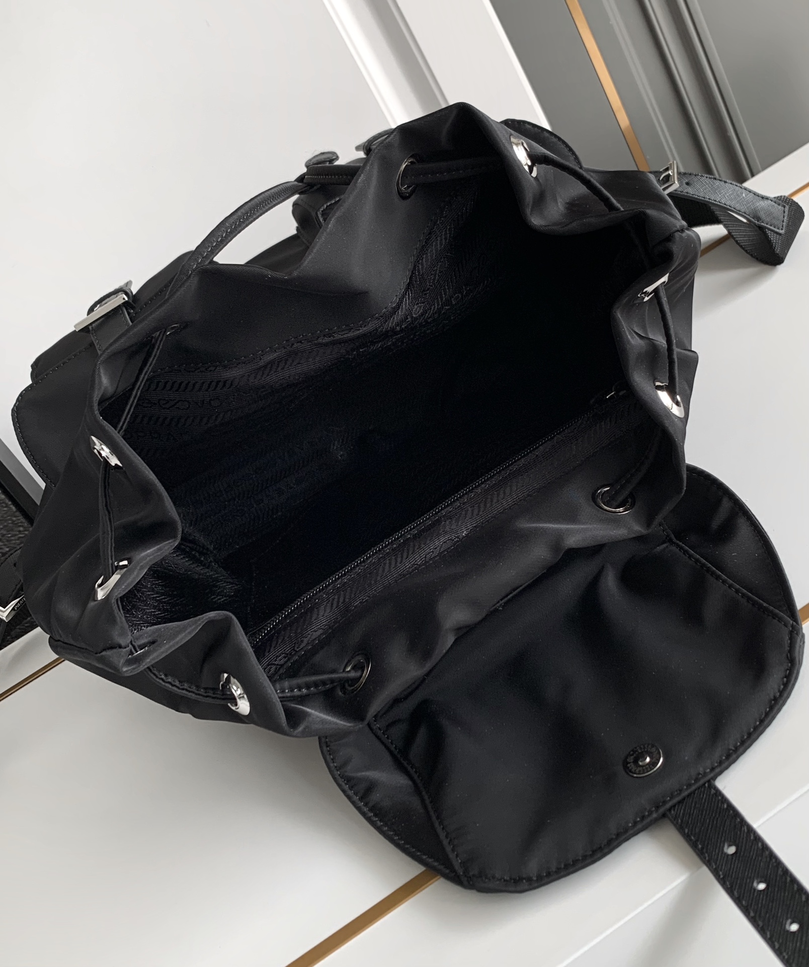 PRADA 1BZ811 ナイロン リュック 軽量 防水 大容量