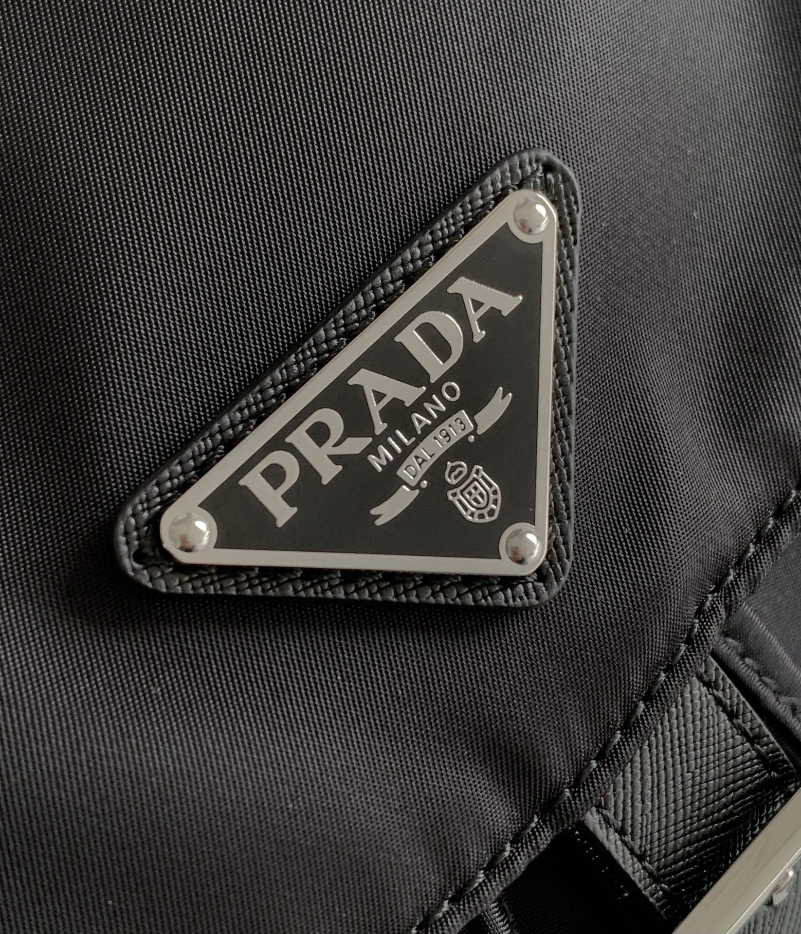 PRADA 1BZ811 ナイロン リュック 軽量 防水 大容量