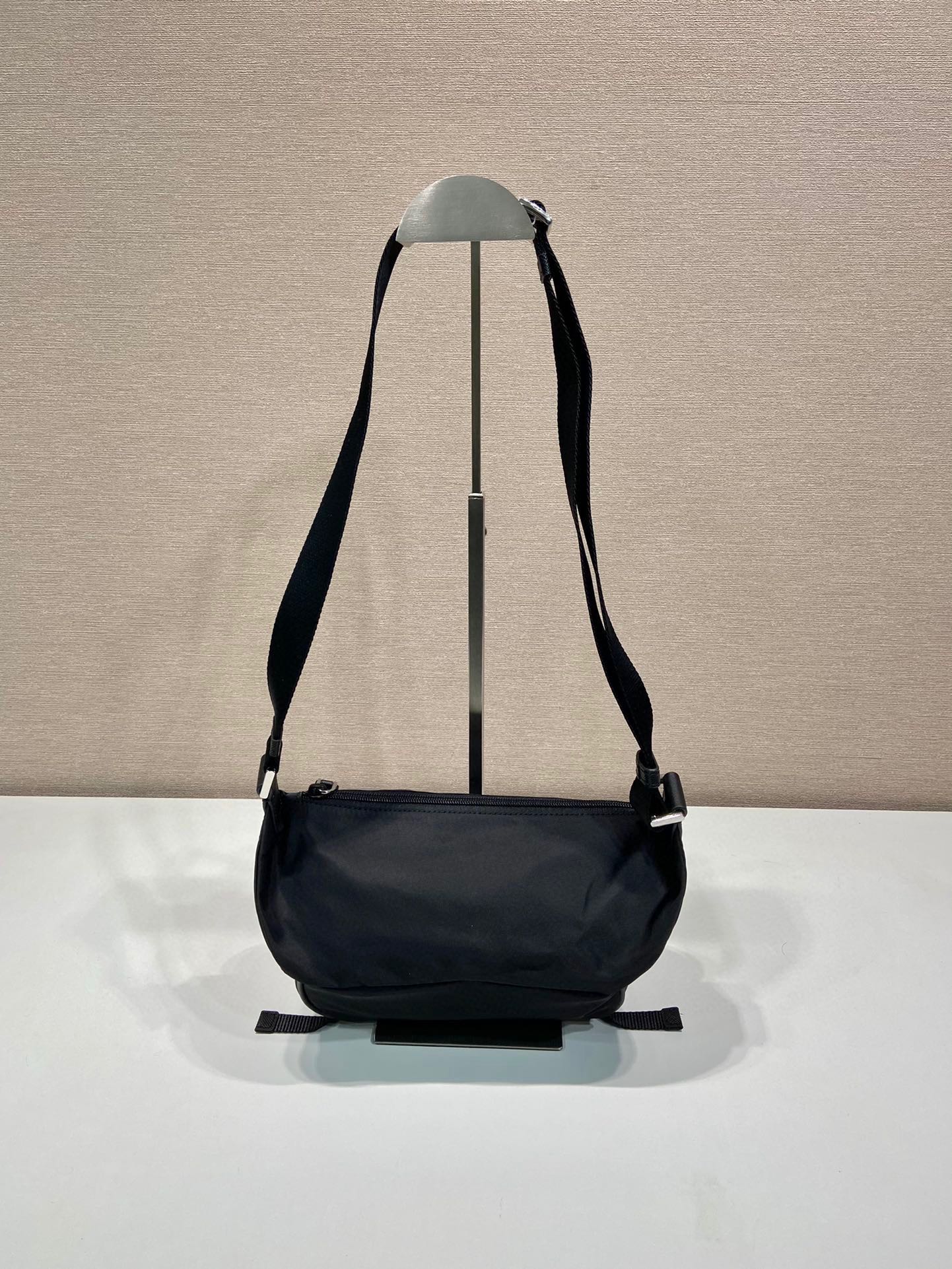 2VH171 ミニ ポストマン バッグ ナイロン サフィアーノ レザー 三角メタルロゴ ユニセックス