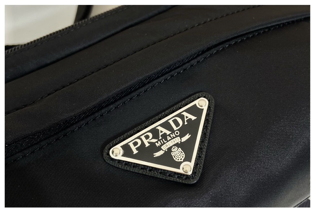 2VH171 ミニ ポストマン バッグ ナイロン サフィアーノ レザー 三角メタルロゴ ユニセックス