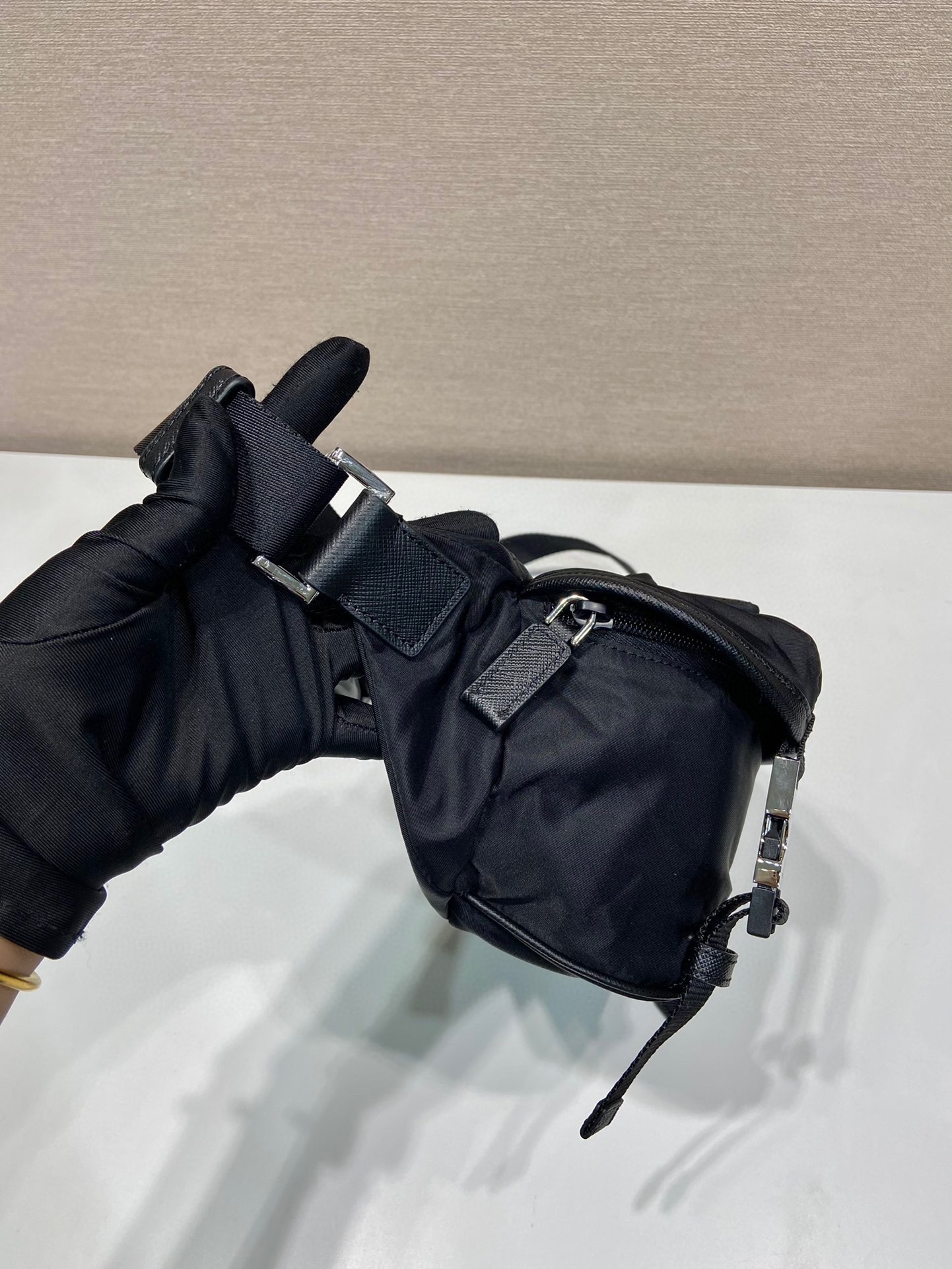 2VH171 ミニ ポストマン バッグ ナイロン サフィアーノ レザー 三角メタルロゴ ユニセックス