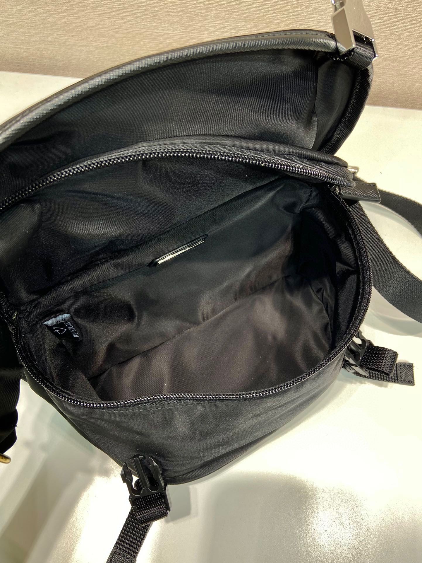 2VH171 ミニ ポストマン バッグ ナイロン サフィアーノ レザー 三角メタルロゴ ユニセックス