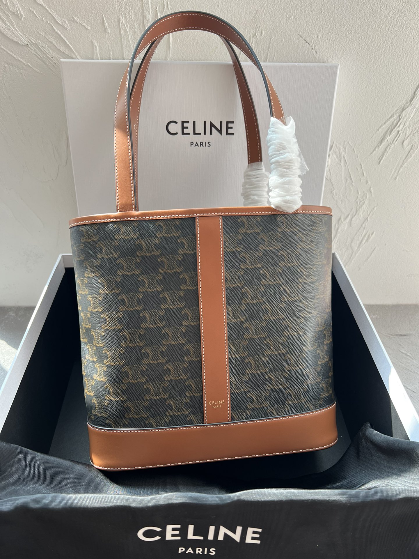 NO:197296,Genuine CELIN_E CABAS small logo printed cowhide handbag New product is launched!  The brand new CELINE hand tote~ is really a blessing for small people and a gossip for lazy people [jump] Everyone has to do~ This hand tote is very simple, without an inner liner, a scarf for autumn and winter can be thrown in at will, and has its own zippered inner pocket~ CELINE's presbyopic material is very resistant to fabric and resistant to punching, with a coated cotton base, super satisfying weight, and has a slight waterproof function. Daily drink splashes or water stains can be gently wiped with cotton cloth, which is a very easy-to-main material. This model can be installed with a maximum of 11-inch IPAD tablet. TRIOMPHE CANVAS logo printing, cowhide leather edge, fabric fabric lining, gold finish, shoulder back and hand, snap buckle opening and closing, 1 main compartment, 1 inner zipper pocket, handle length 21.5 cm Size 26.5 X 23 X  12 cm No. 115082, Celine, Celine, Celine, Cowhide19860909正品级 CELIN_E CABAS小号标志印花牛皮革手袋 新品上线！全新CELINE的手提托特～真的是小个子的福音也是懒人福音[跳跳]人手必备～ 这只手提托特非常简单,没有内胆,秋冬的围巾可以随手扔进去,自带拉链内里口袋～ CELINE的老花材质没得说就是非常耐造抗打,棉基底加涂层,自重超满意,具有轻微防水功能,日常饮料溅到或者水渍可以用棉布轻轻擦拭处理,是非常好打理的材质 本款型最大可装下11寸IPAD平板电脑 TRIOMPHE CANVAS标志印花,牛皮革包边,织物面料衬里,金色饰面,肩背和手提,按扣开合,1个主隔层,1个内侧拉链口袋,提手长21.5厘米 尺寸26.5 X 23 X 12厘米 编号115082,赛琳celine,celine,celine,cowhide,Bag