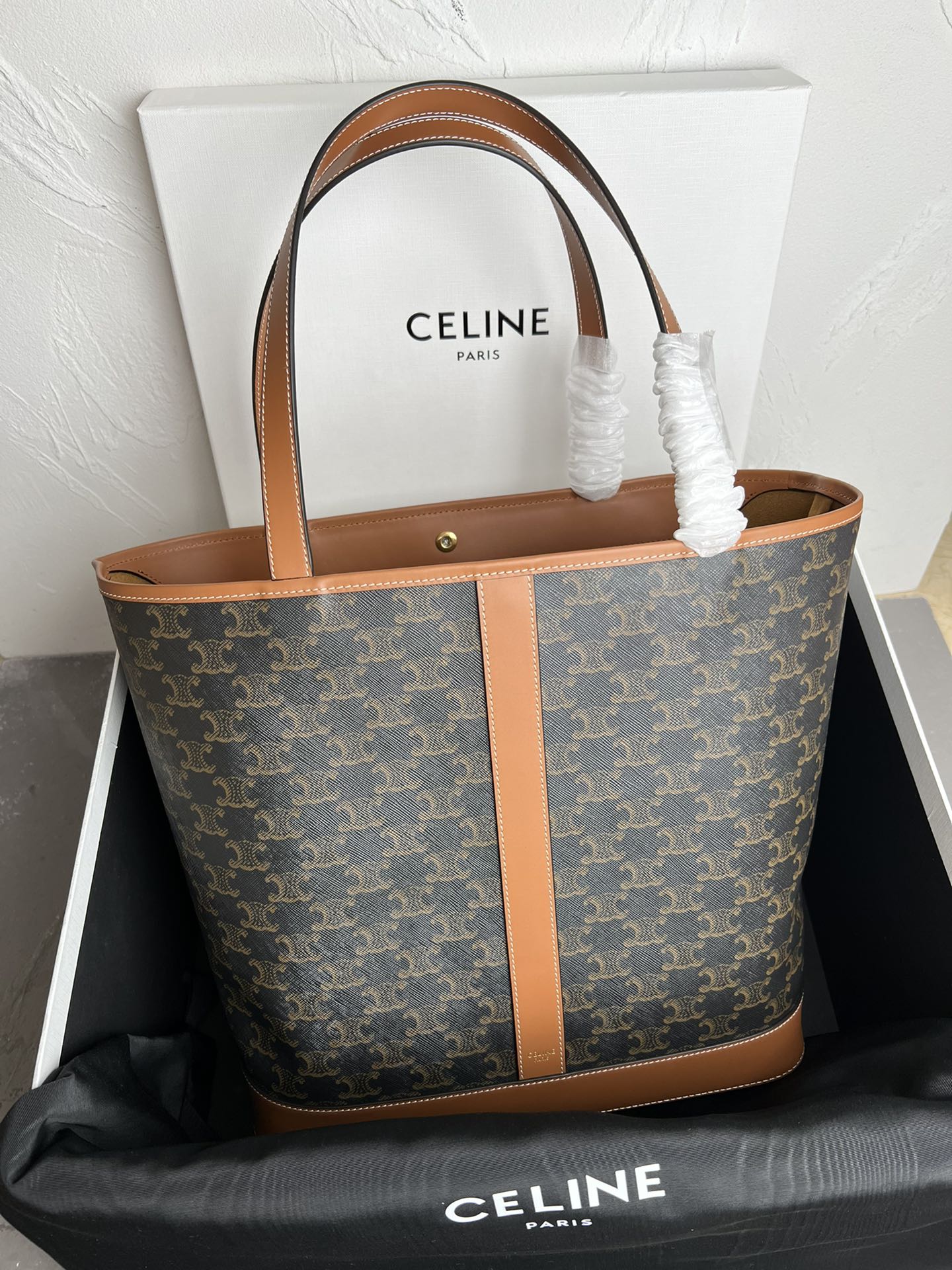 NO:197294,Genuine CELIN_E CABAS medium-sized logo printed cowhide handbag New product is launched!  The brand new CELINE portable tote ~ Lazy Gospel [Jump] must-have for everyone~ This portable tote is very simple, without an inner liner, a scarf for autumn and winter can be thrown in, and comes with a zippered inner pocket~ The large size is even more capable than the small size. The presbyterian material of CELINE is very resistant to fabric and anti-beat, with a coated cotton base, and is extremely satisfactory in weight, and has a slight waterproof function. Daily drink splashes or water stains can be gently wiped with a cotton cloth, which is a very easy-to-main material. This model can be equipped with a normal screen 14-inch laptop. TRIOMPHE CANVAS logo printing, cowhide leather edging, fabric fabric lining, gold finish, shoulder back and hand, snap buckle opening and closing, 1 main compartment, 1 inner zipper pocket, handle length 21.5 cm Size 31.5 X 31.5 X  16 cm No. 115072, Celine, Celine, Celine, Cowhide19860909正品级 CELIN_E CABAS中号标志印花牛皮革手袋 新品上线！全新CELINE的手提托特～懒人福音[跳跳]人手必备～ 这只手提托特非常简单,没有内胆,秋冬的围巾可以随手扔进去,自带拉链内里口袋～大号比小号容量更甚 CELINE的老花材质没得说就是非常耐造抗打,棉基底加涂层,自重超满意,具有轻微防水功能,日常饮料溅到或者水渍可以用棉布轻轻擦拭处理,是非常好打理的材质 本款型可装下普通屏幕14寸笔记本电脑 TRIOMPHE CANVAS标志印花,牛皮革包边,织物面料衬里,金色饰面,肩背和手提,按扣开合,1个主隔层,1个内侧拉链口袋,提手长21.5厘米 尺寸31.5 X 31.5 X 16厘米 编号115072,赛琳celine,celine,celine,cowhide,Bag