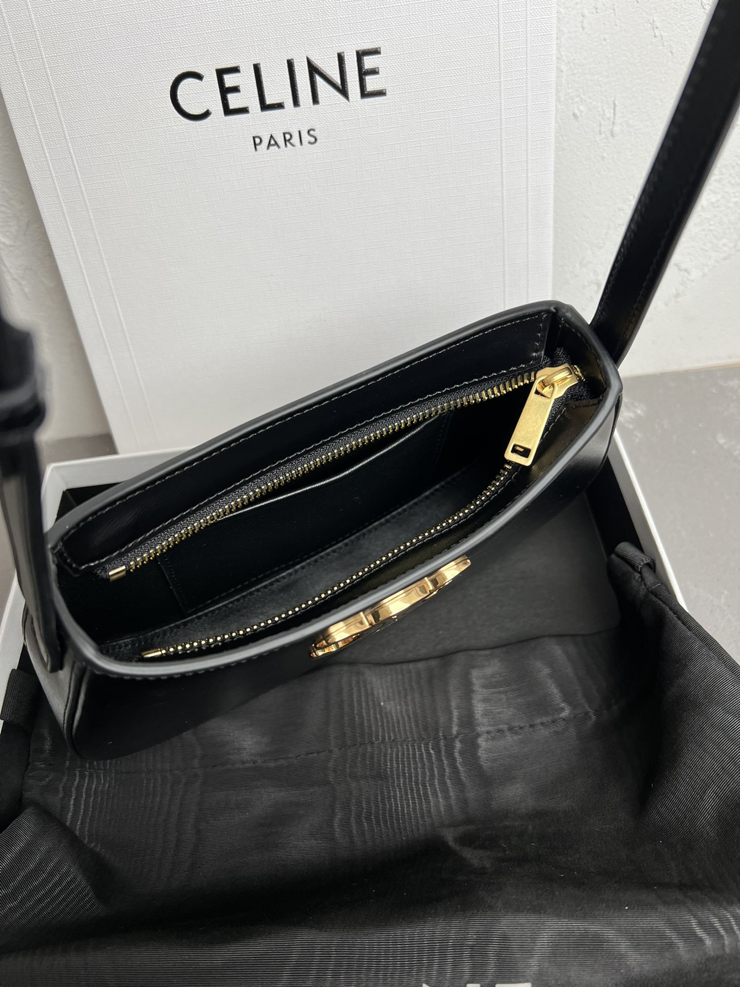 CELIN_E2024TILLY中号亮泽牛皮革手袋24s春季新品来啦!新年限量款️最新腋下包现货发售最新