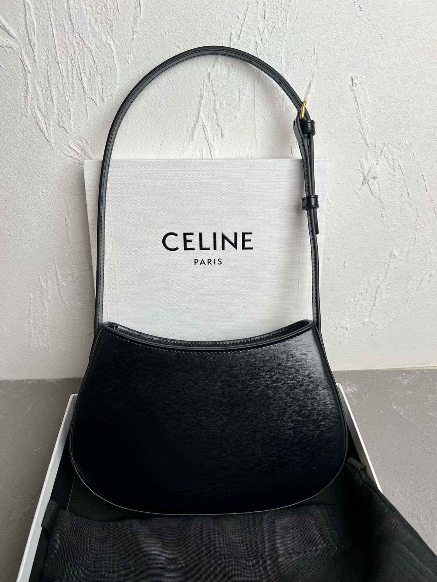 CELIN_E2024TILLY中号亮泽牛皮革手袋24s春季新品来啦!新年限量款️最新腋下包现货发售最新