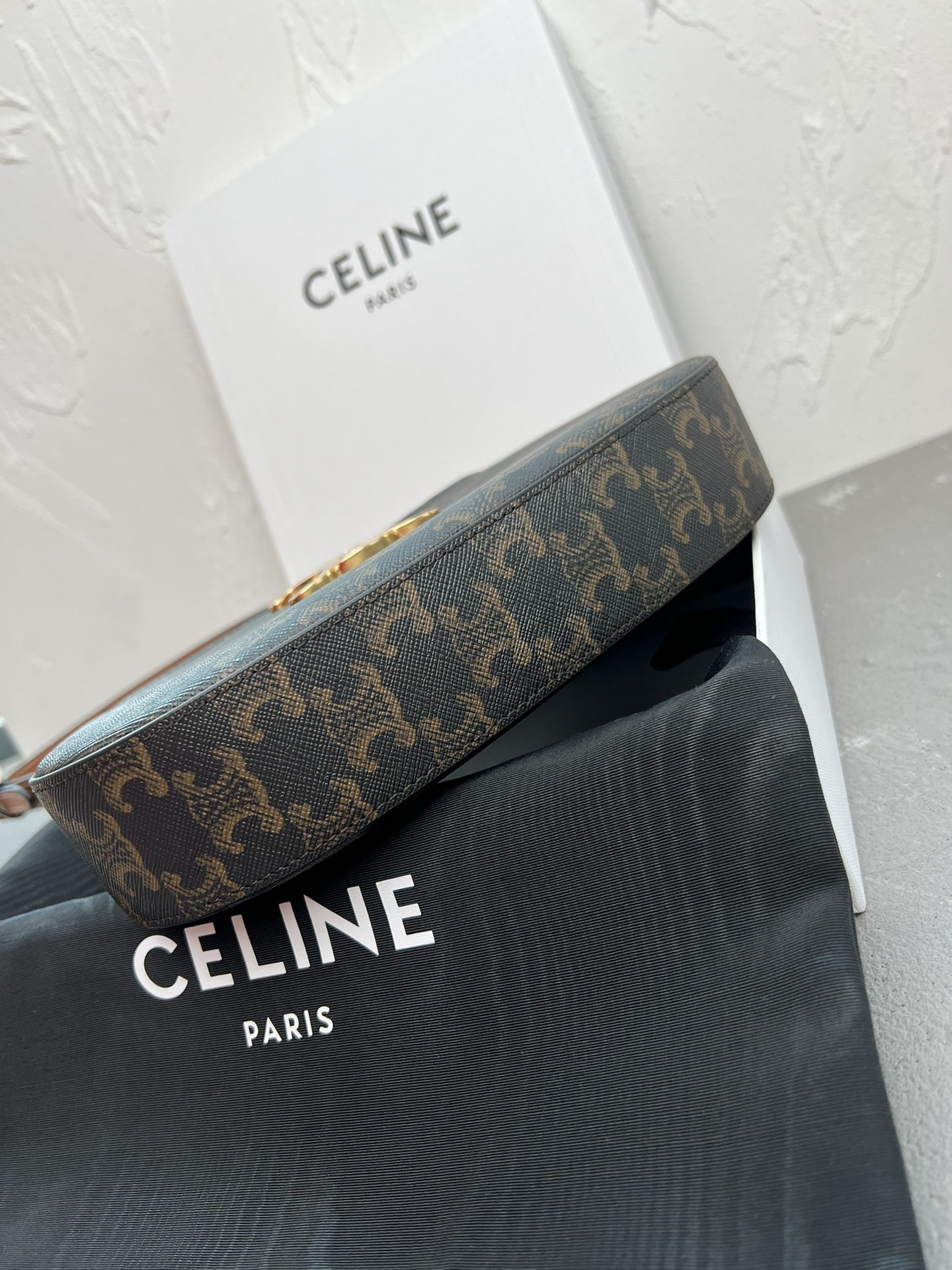 CELIN_E2024TILLY中号亮泽牛皮革手袋24s春季新品来啦!新年限量款️最新腋下包现货发售最新