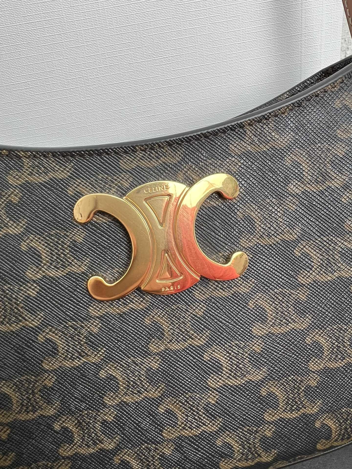 CELIN_E2024TILLY中号亮泽牛皮革手袋24s春季新品来啦!新年限量款️最新腋下包现货发售最新