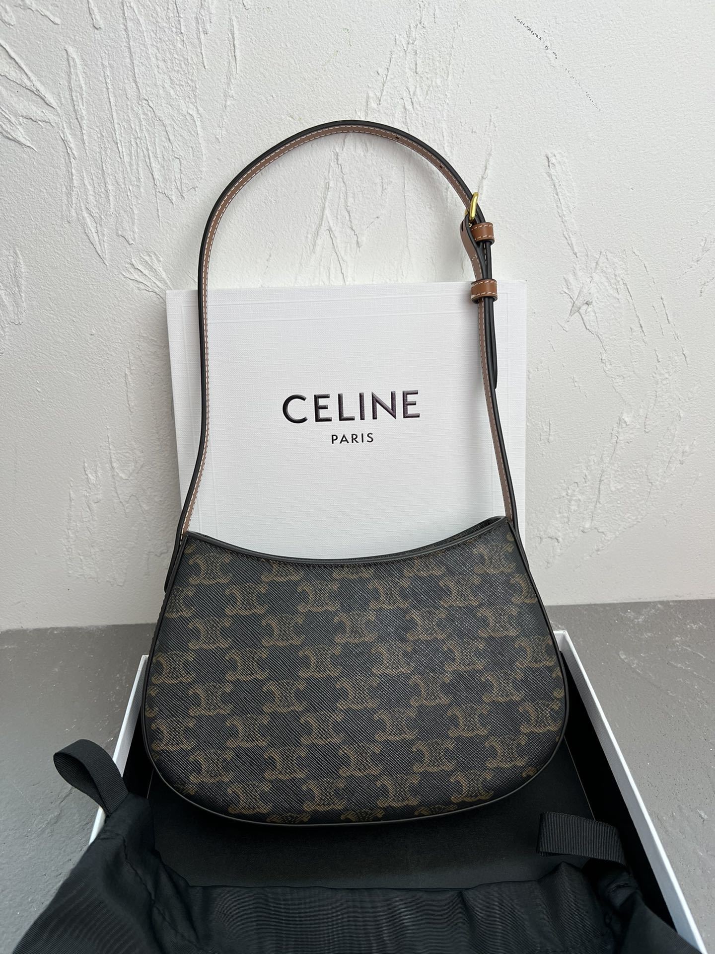 CELIN_E2024TILLY中号亮泽牛皮革手袋24s春季新品来啦!新年限量款️最新腋下包现货发售最新