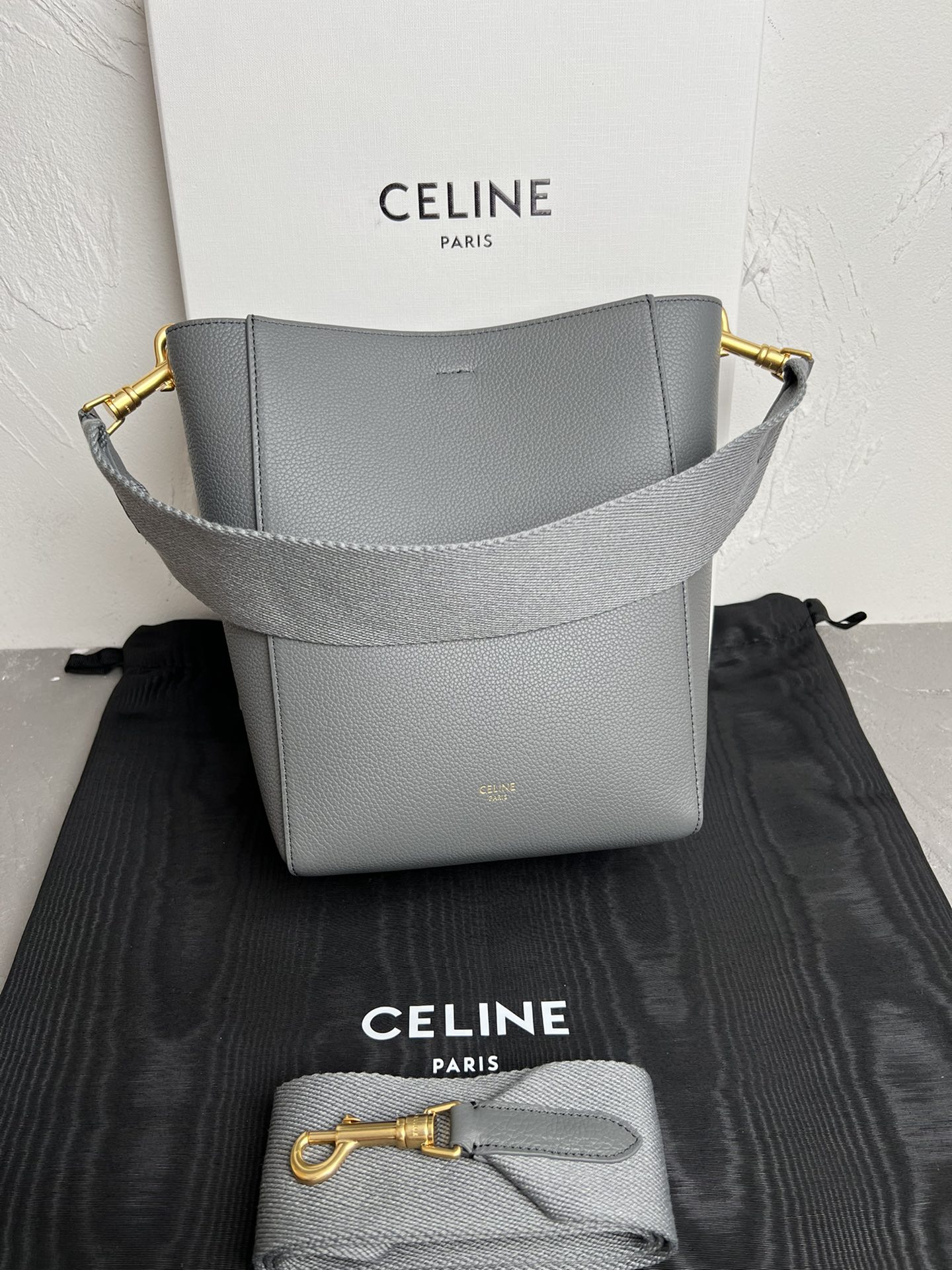 NO:197348,Genuine grade . CELI_NE Sangle The strongest versatile single item ins blogger strongly promotes bucket practical casual series fashionable and versatile super resistant to wear!  Model number 189303 Lychee pattern Size 18-13-25, Celine, Celine, Celine19860909正品级 . CELI_NE Sangle 最强百搭单品 ins博主强推水桶 实用休闲系列 时尚百搭 超级耐装！ 款号189303 荔枝纹 尺寸18-13-25,赛琳celine,celine,celine,Bag